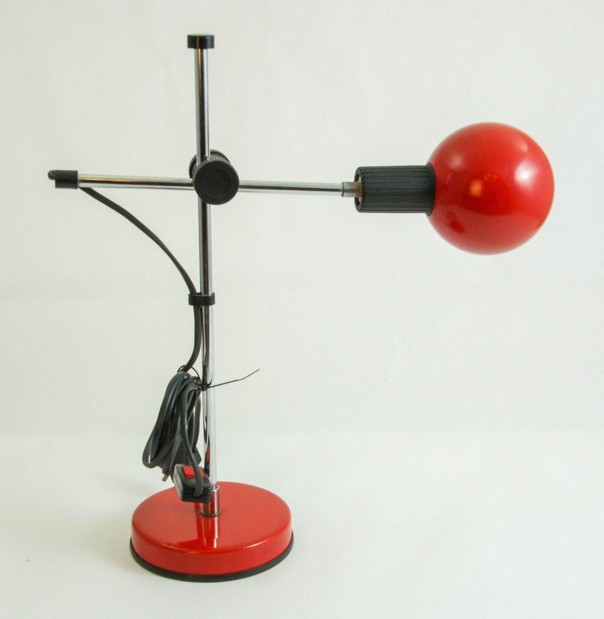 Lampada da tavolo postmoderna rossa di Veneta Lumi Italia 1970s in vendita 1