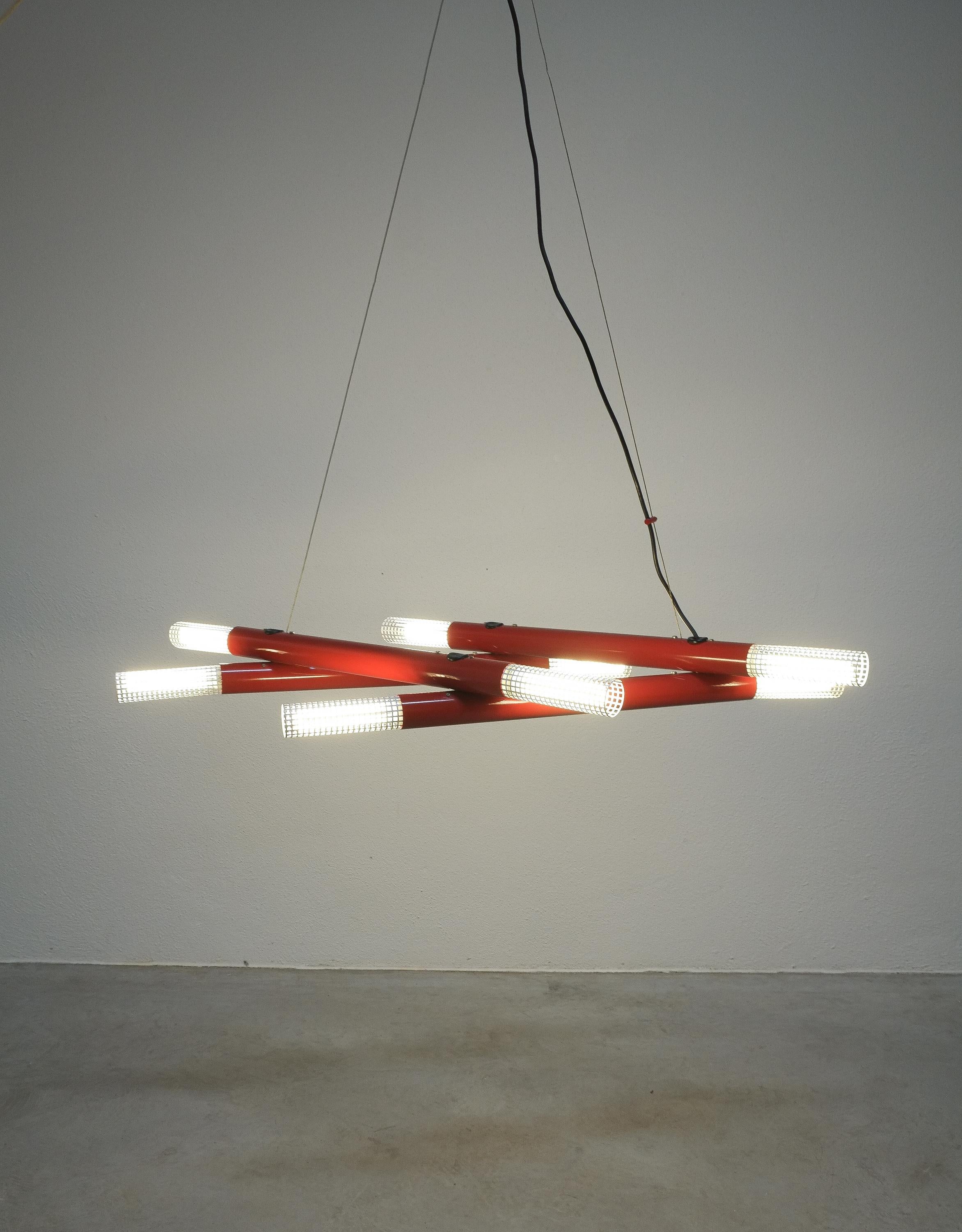 Lampadario atomico postmoderno in metallo tubolare rosso, circa 1980 in vendita 8
