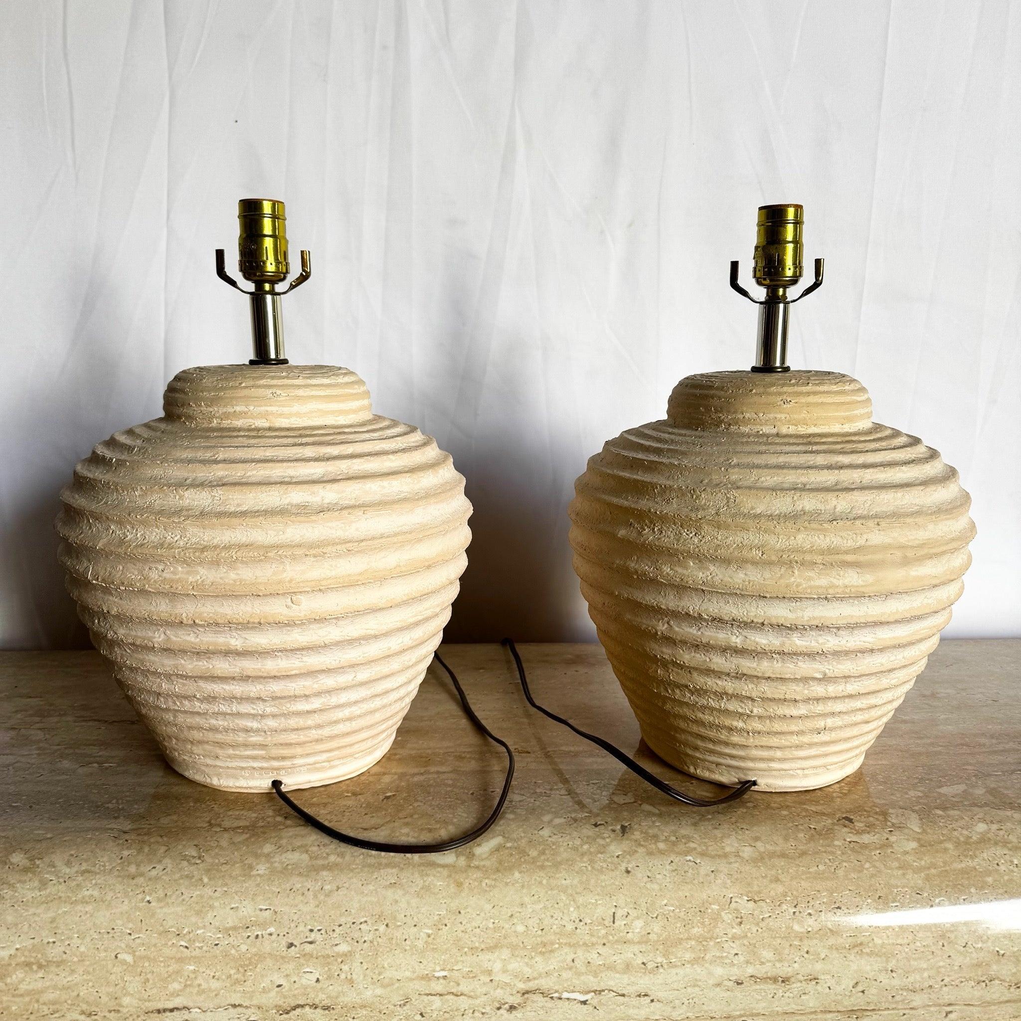 Aggiungi un'eleganza scultorea con le lampade postmoderne in ceramica a coste: corpi a coste torniti e smalto opaco per un calore moderno.
 
 Vendiamo gli articoli così come sono stati acquistati, senza alcun restauro o riparazione. I pezzi vintage