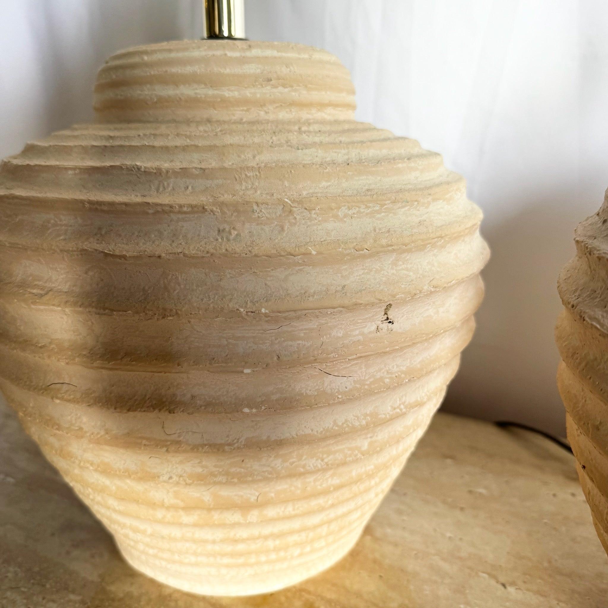 Americano Lampade da tavolo in ceramica a coste postmoderne in vendita