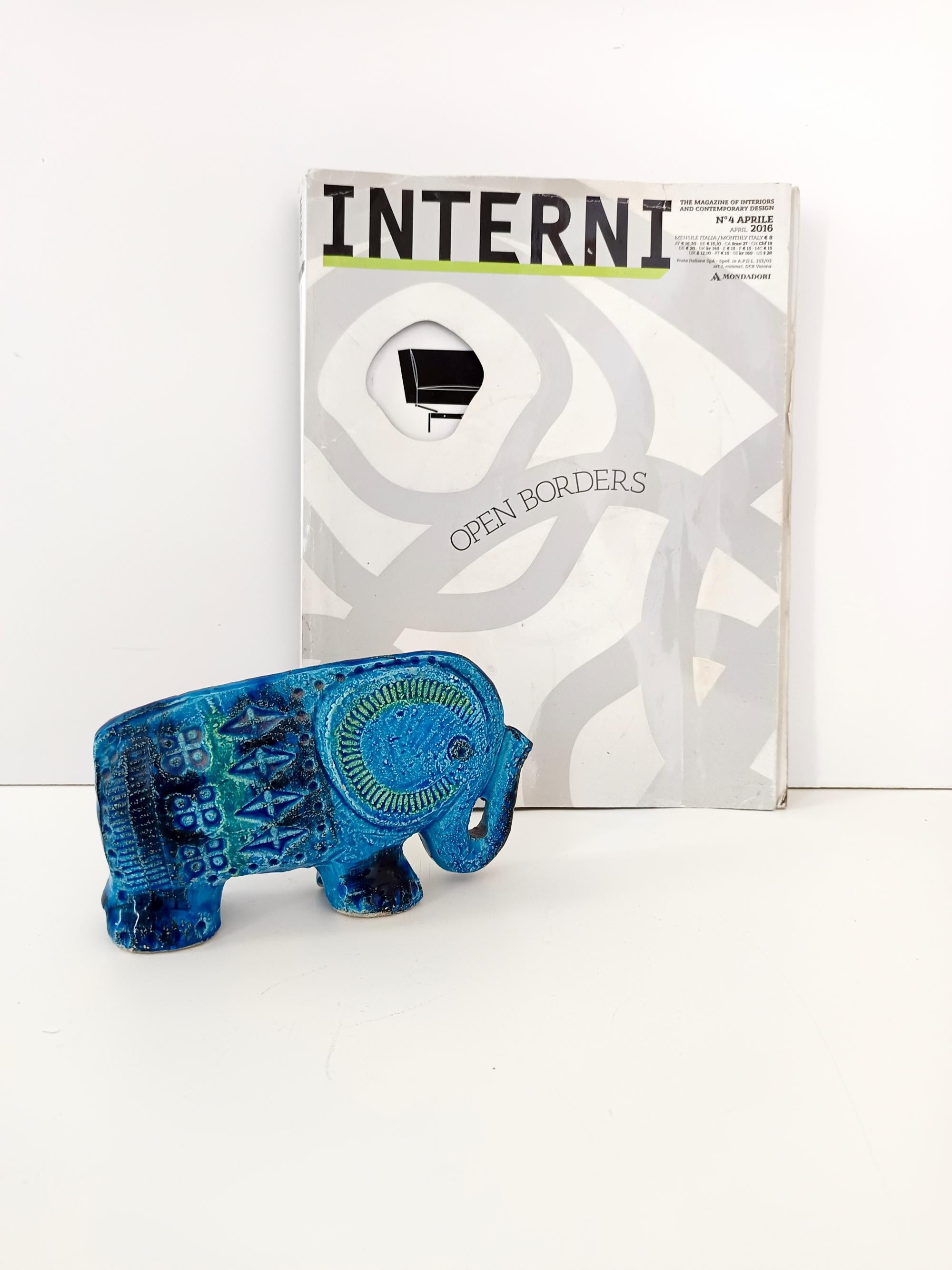 Il s'agit d'un éléphant en céramique bleu de Rimini, émaillé à la main, datant des années 1960. Fabriquées en Italie.
Il a été conçu par Aldo Londi et produit par Flavia Montelupo, également connue sous le nom de Bitossi.
Bitossi a été fondée en