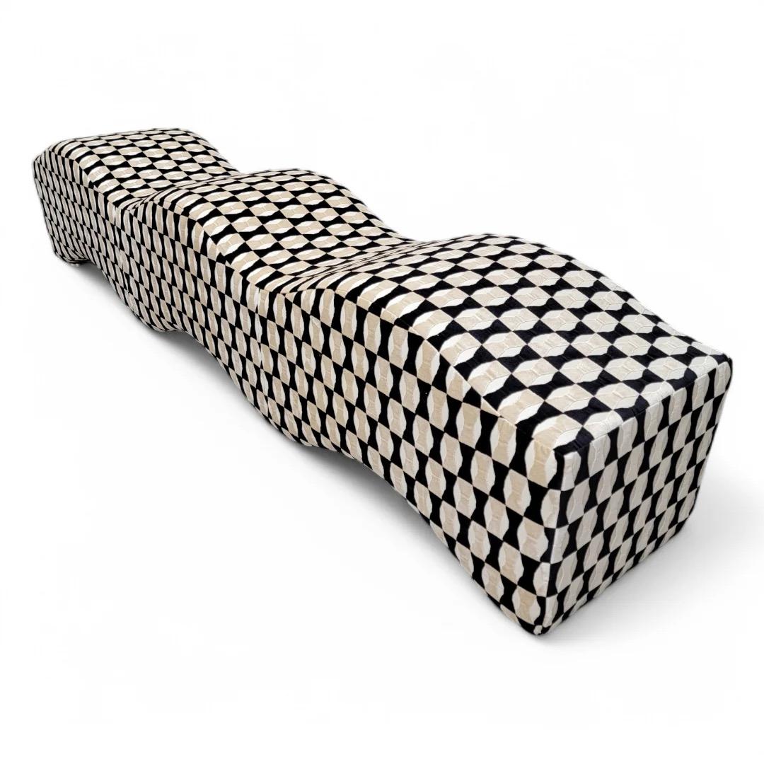 Postmoderne Ripple Wave Bench, neu gepolstert mit Kate Spade Schleife, Mohair-Krawatte, neu im Zustand „Gut“ im Angebot in Chicago, IL