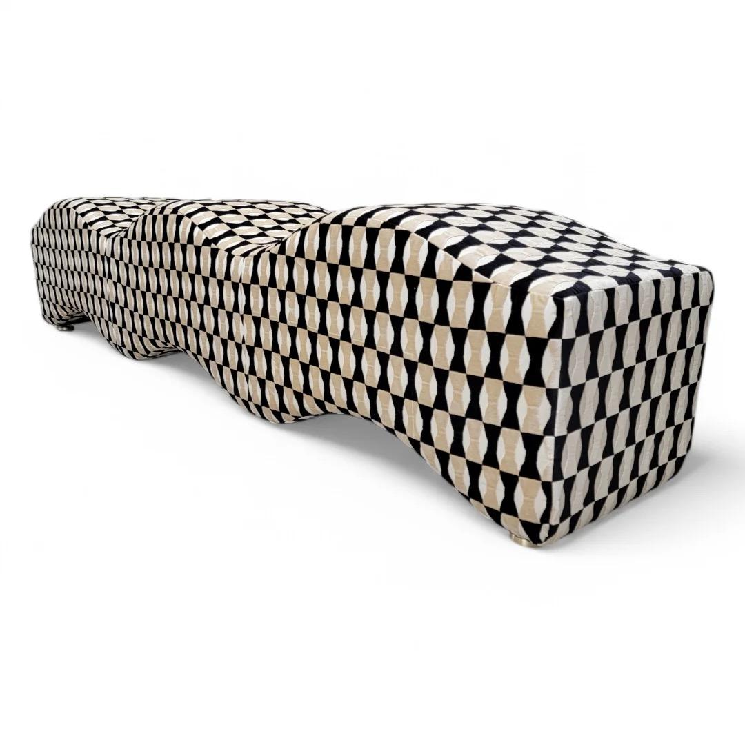 Postmoderne Ripple Wave Bench, neu gepolstert mit Kate Spade Schleife, Mohair-Krawatte, neu (Mohairwolle) im Angebot