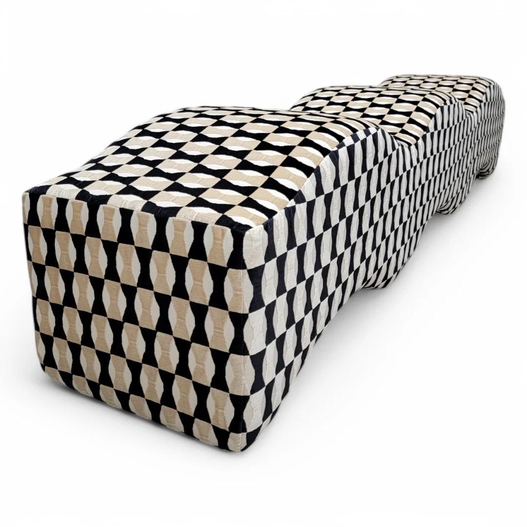 Postmoderne Ripple Wave Bench, neu gepolstert mit Kate Spade Schleife, Mohair-Krawatte, neu im Angebot 2