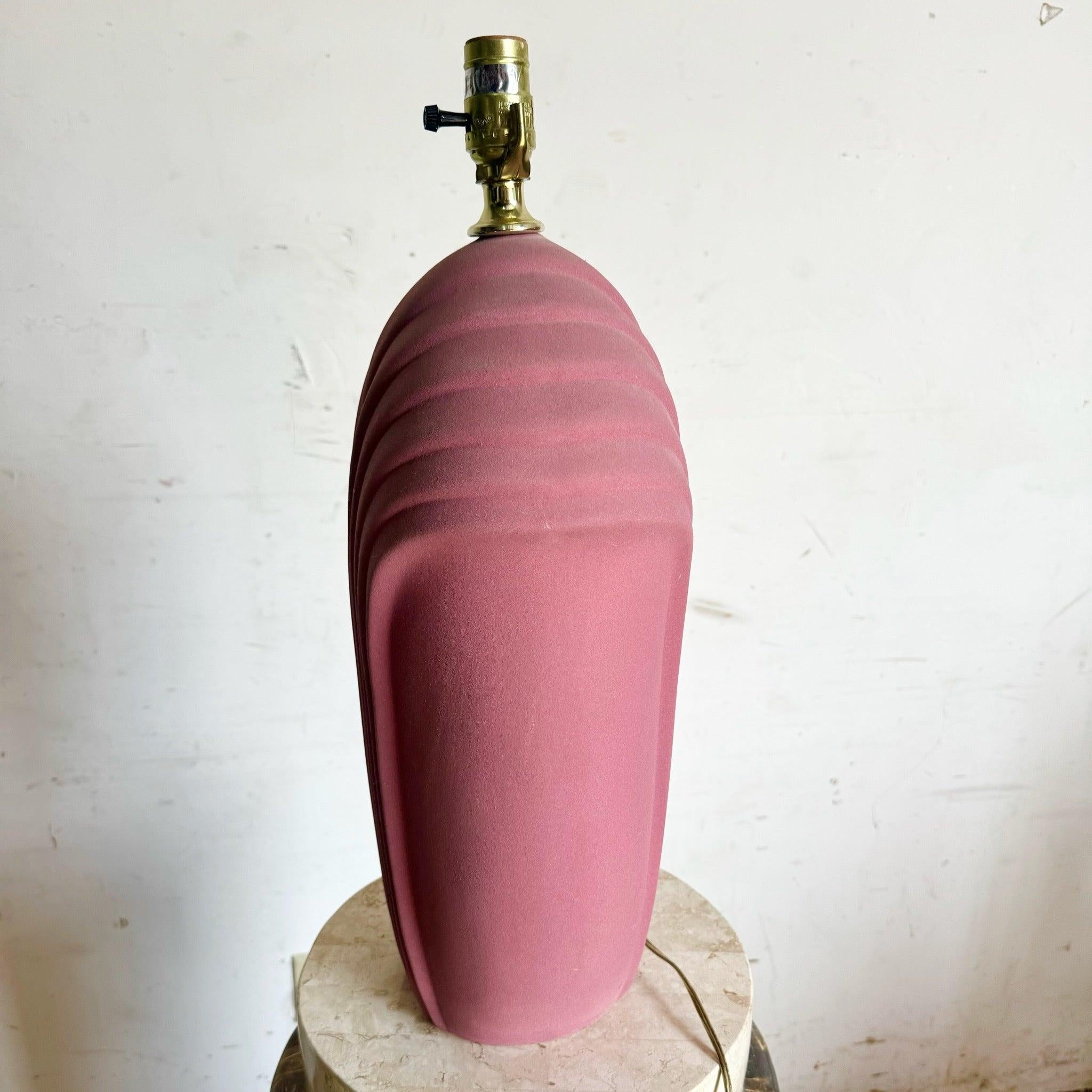 Postmodern Rough Textured Hot Pink Scalloped Table Lamp In Good Condition For Sale In Delray Beach, FL