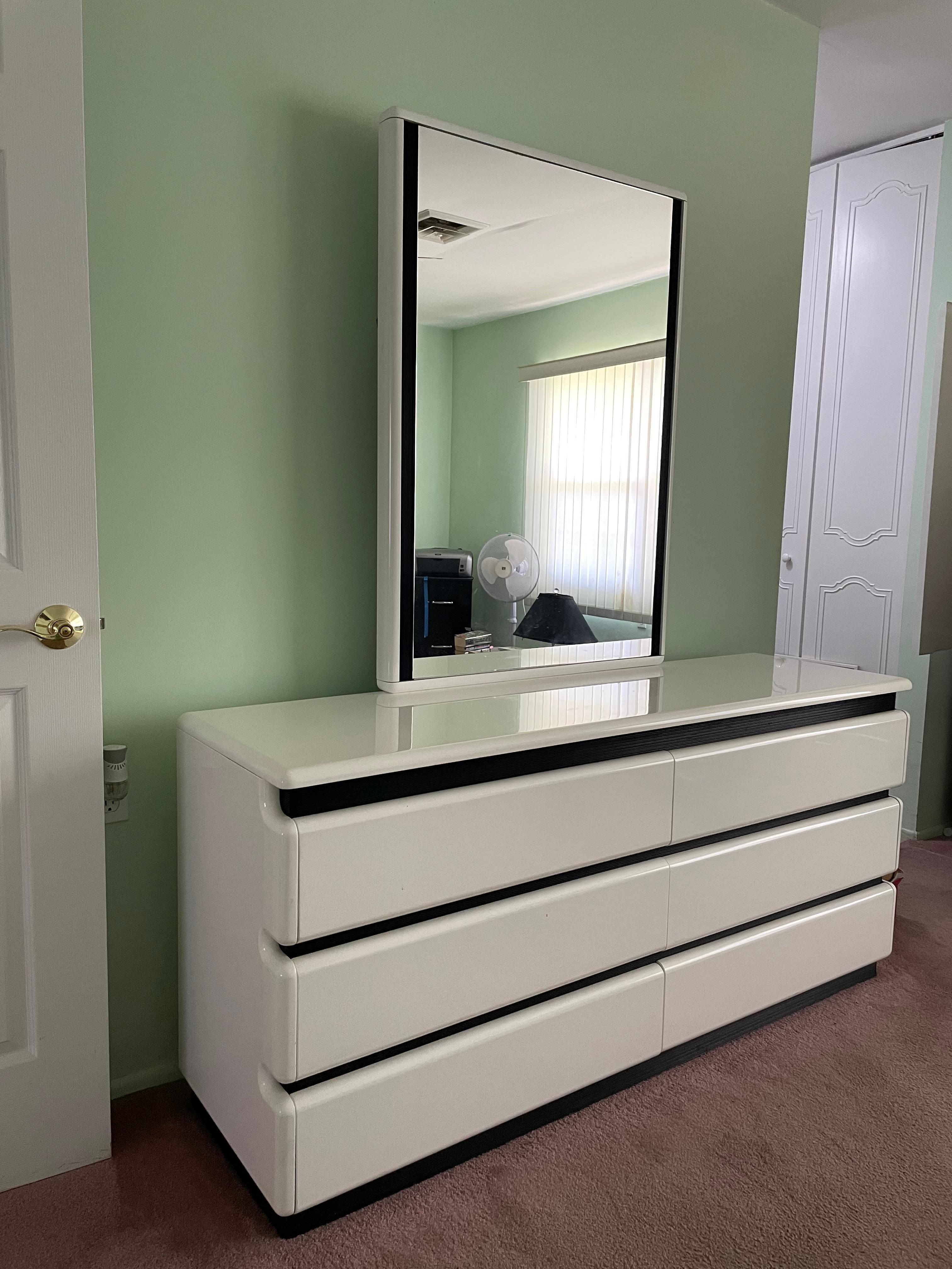 Postmodern Rougier High Gloss White Six Drawer Lacquered Modern Dresser with Mir In Good Condition For Sale In W Allenhurst, NJ