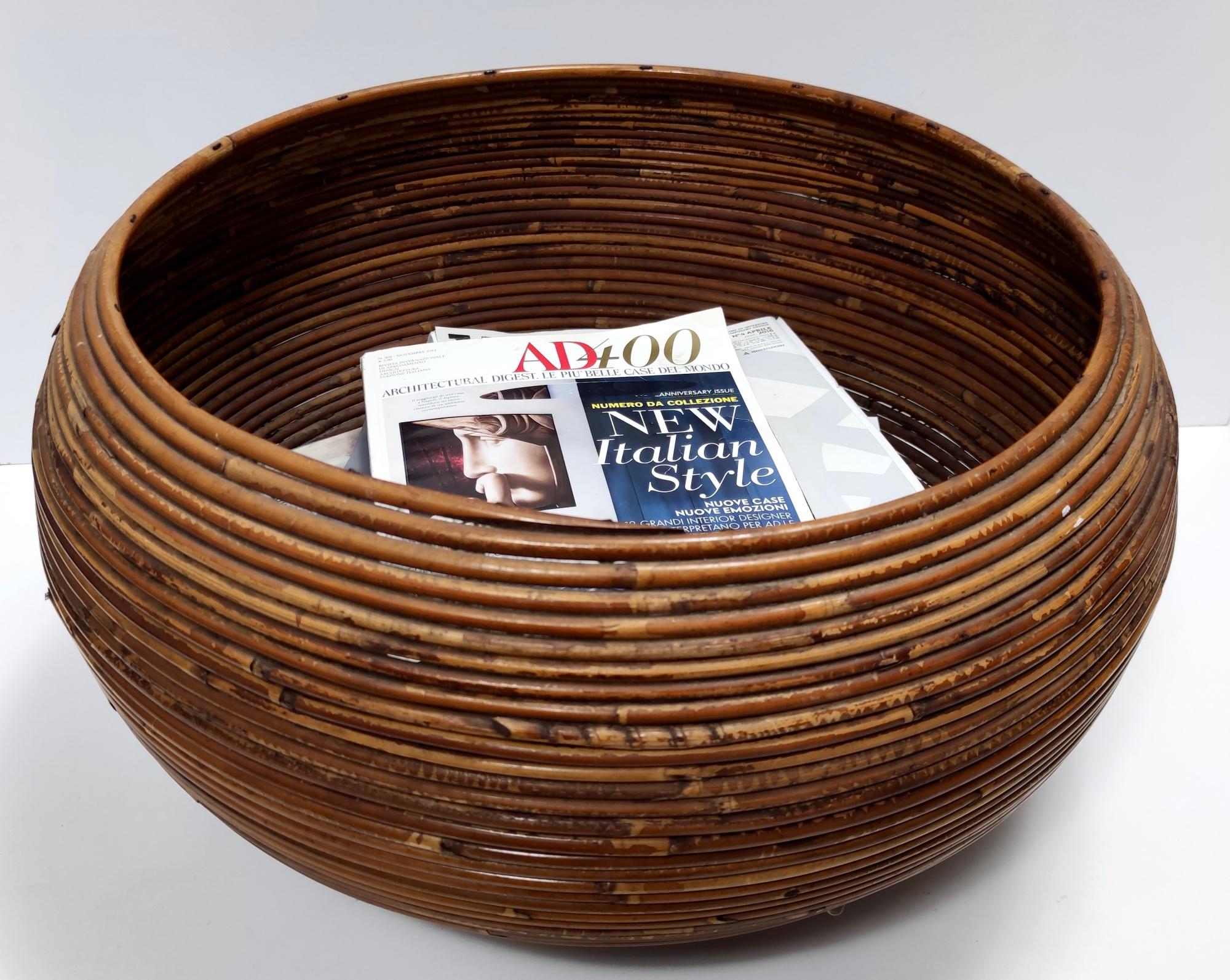 Postmodern Round Wicker and Beech Cachepot / Magazine Rack with Casters, Italy In Good Condition For Sale In Bresso, Lombardy