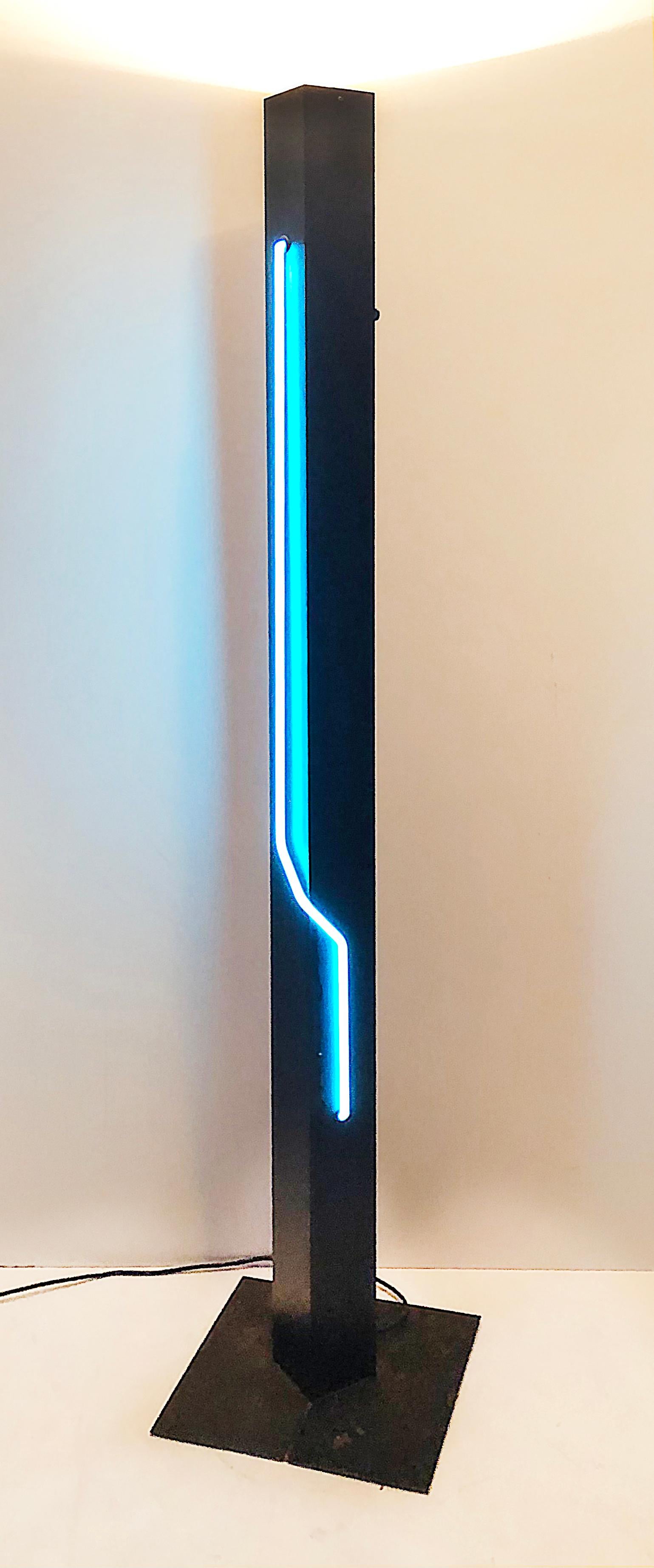 Alluminio Scultura e lampada Torchiere postmoderna di Rudi Stern 