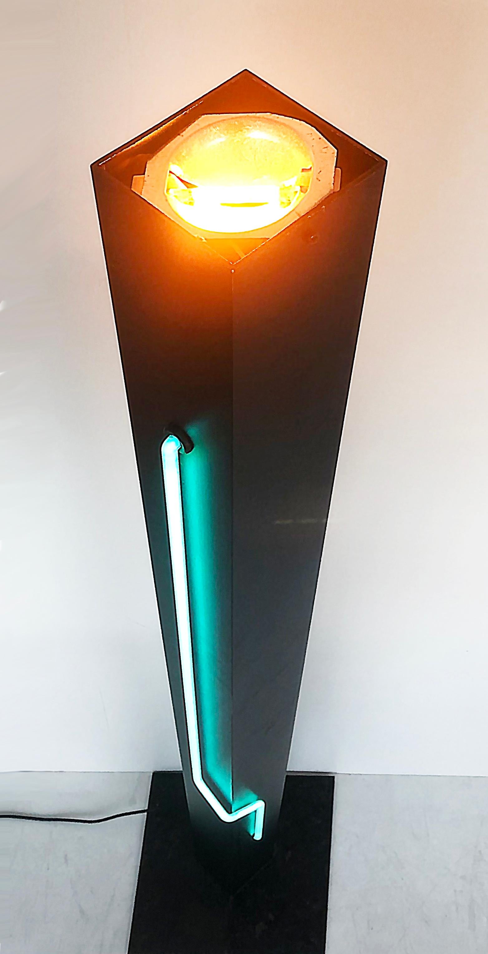 Scultura e lampada Torchiere postmoderna di Rudi Stern 