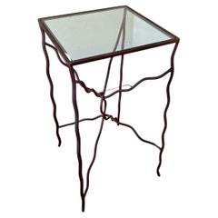 Table haute postmoderne à piédestal en fer rouillé abstrait brutaliste avec plateau en verre