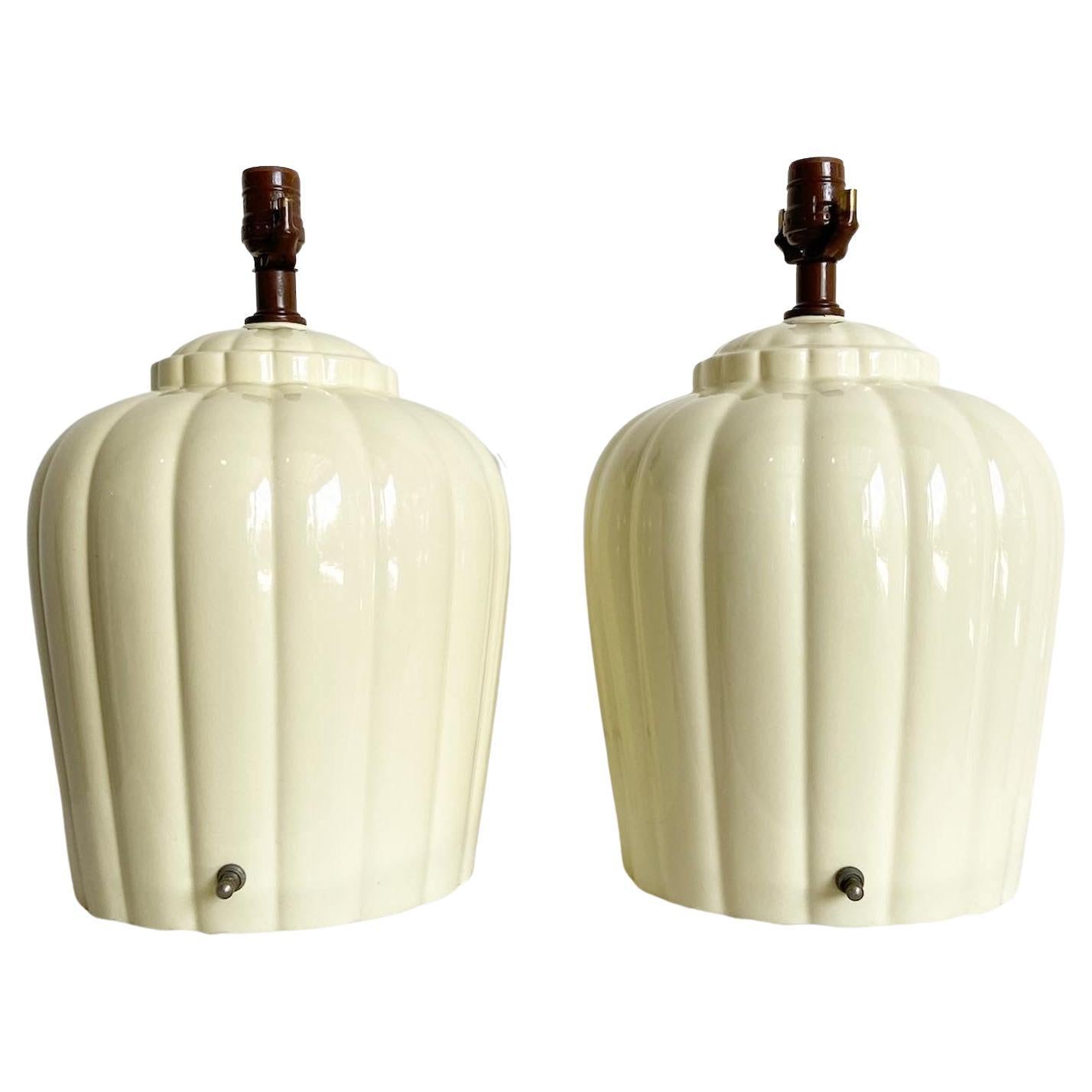 Postmoderne Keramik-Tischlampen mit Wellenschliff in Creme - ein Paar