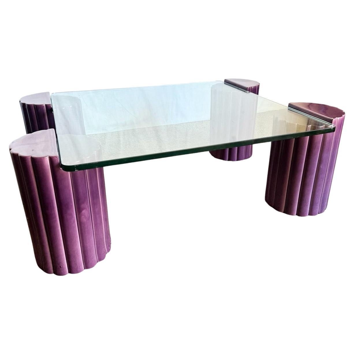 Table basse postmoderne festonnée en céramique violette avec plateau en verre