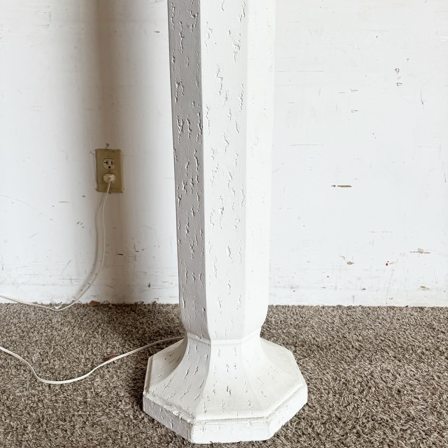 Postmoderne Stehlampe aus cremefarbenem, geformtem, weißem Gips (amerikanisch) im Angebot