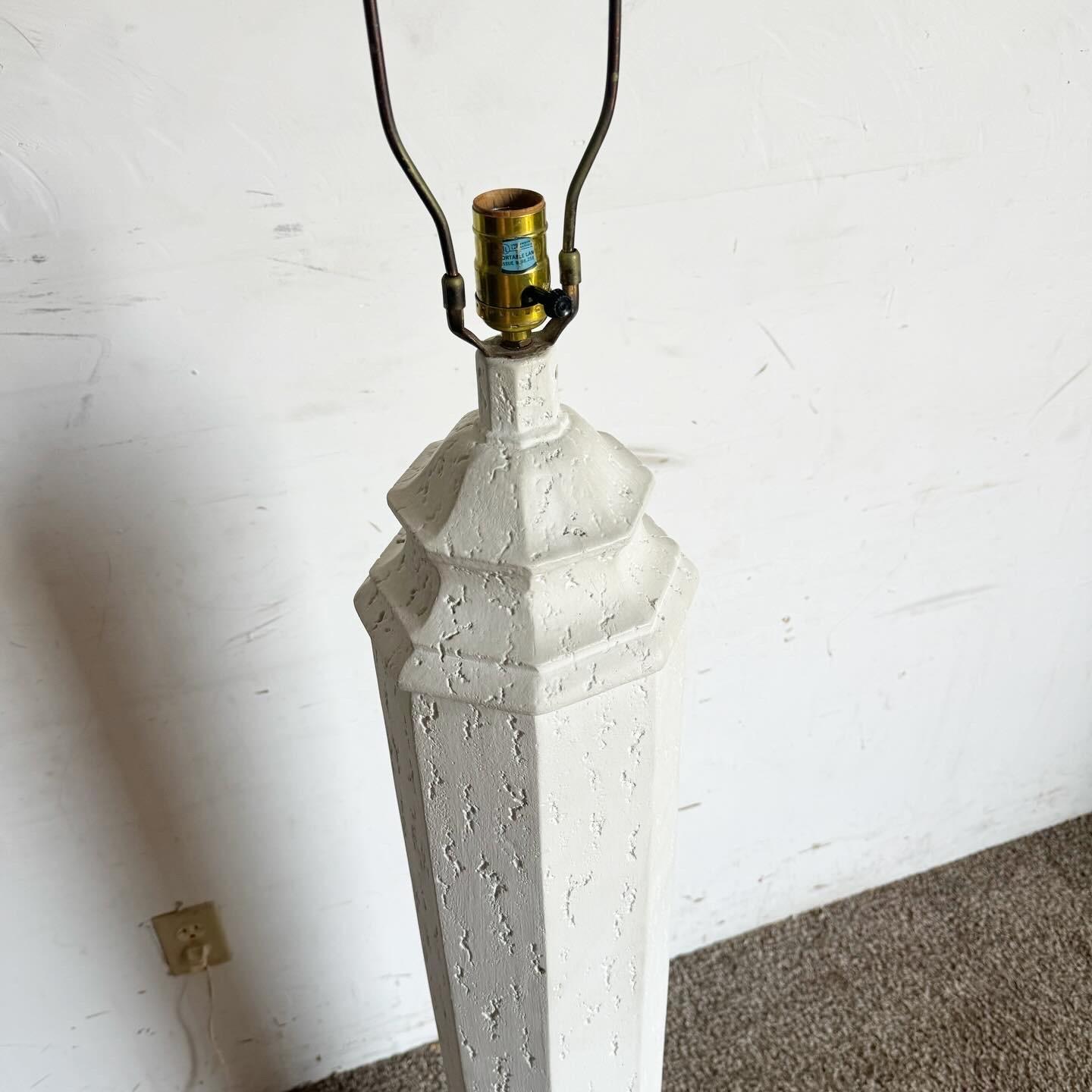 Postmoderne Stehlampe aus cremefarbenem, geformtem, weißem Gips im Zustand „Gut“ im Angebot in Delray Beach, FL