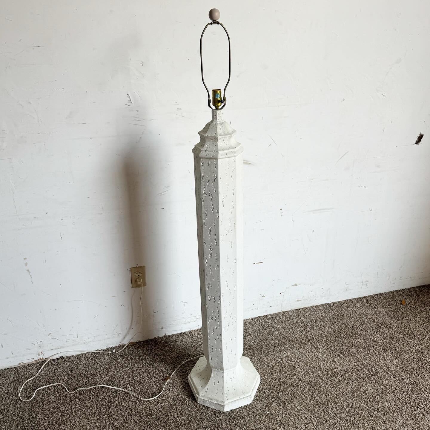 Postmoderne Stehlampe aus cremefarbenem, geformtem, weißem Gips (Ende des 20. Jahrhunderts) im Angebot