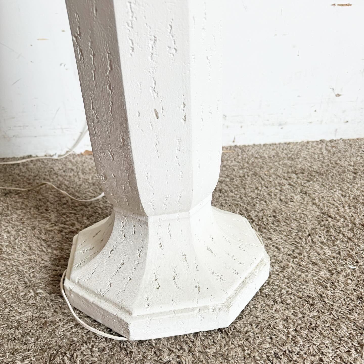 Postmoderne Stehlampe aus cremefarbenem, geformtem, weißem Gips im Angebot 1