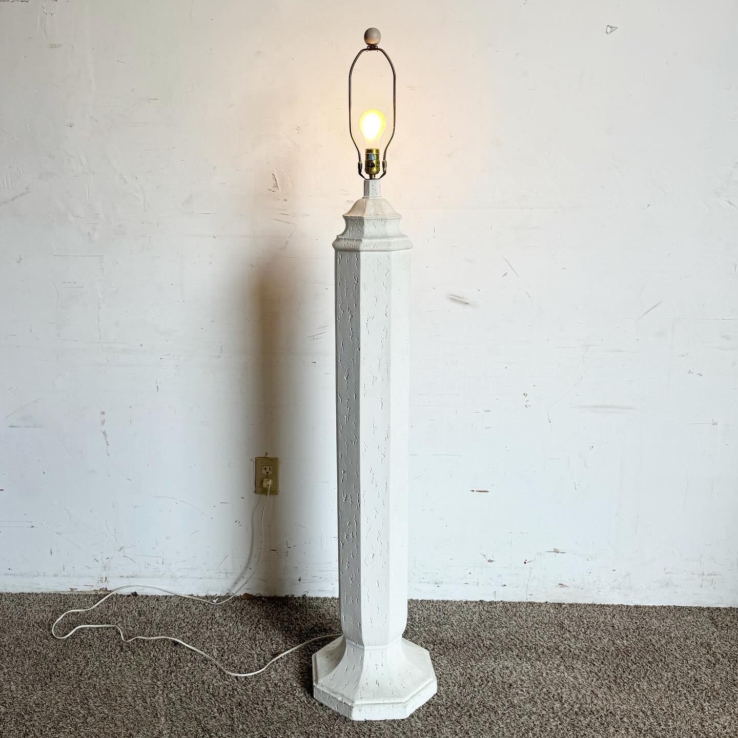 Postmoderne Stehlampe aus cremefarbenem, geformtem, weißem Gips im Angebot 3
