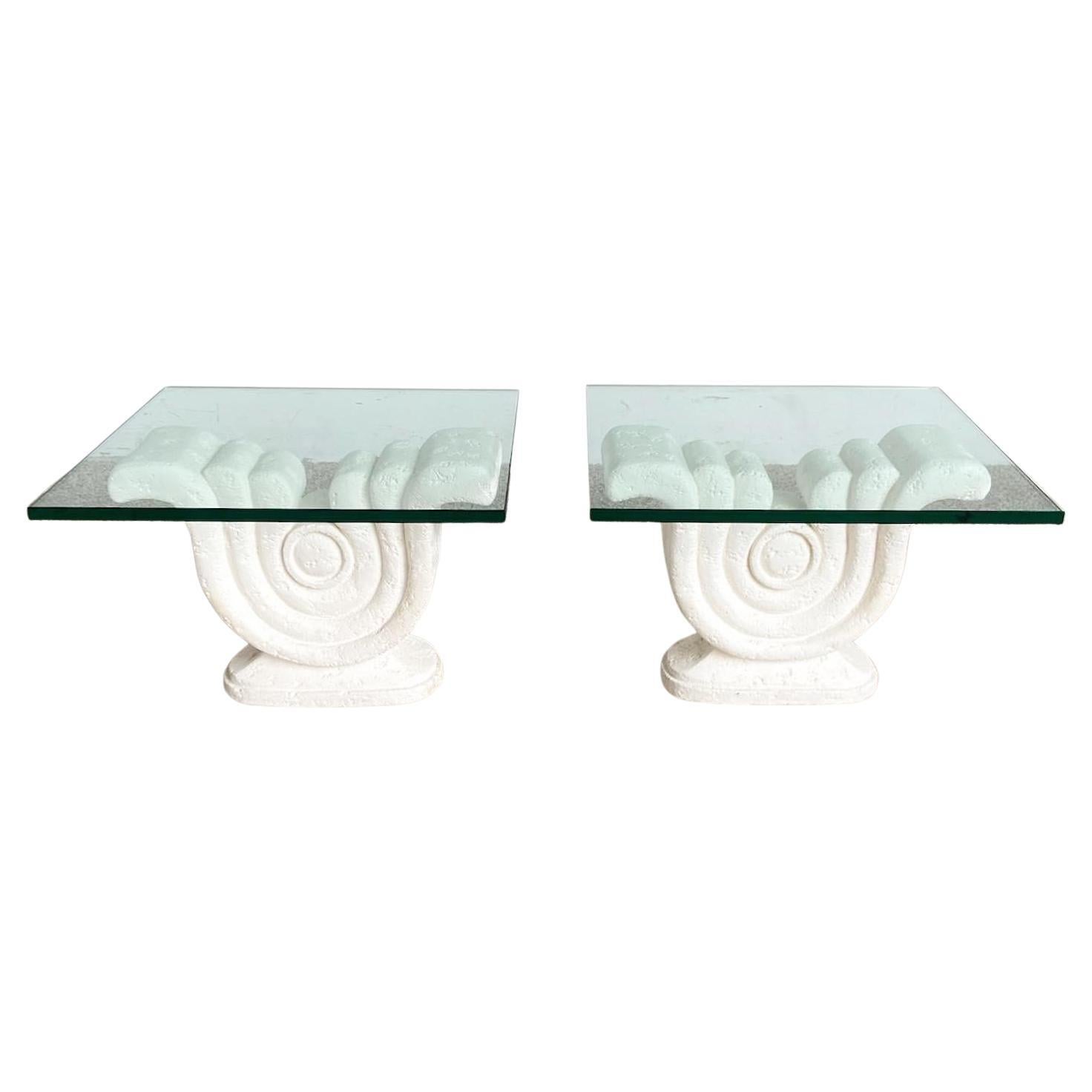 Paire de tables d'appoint postmodernes en plâtre sculpté avec plateau en verre