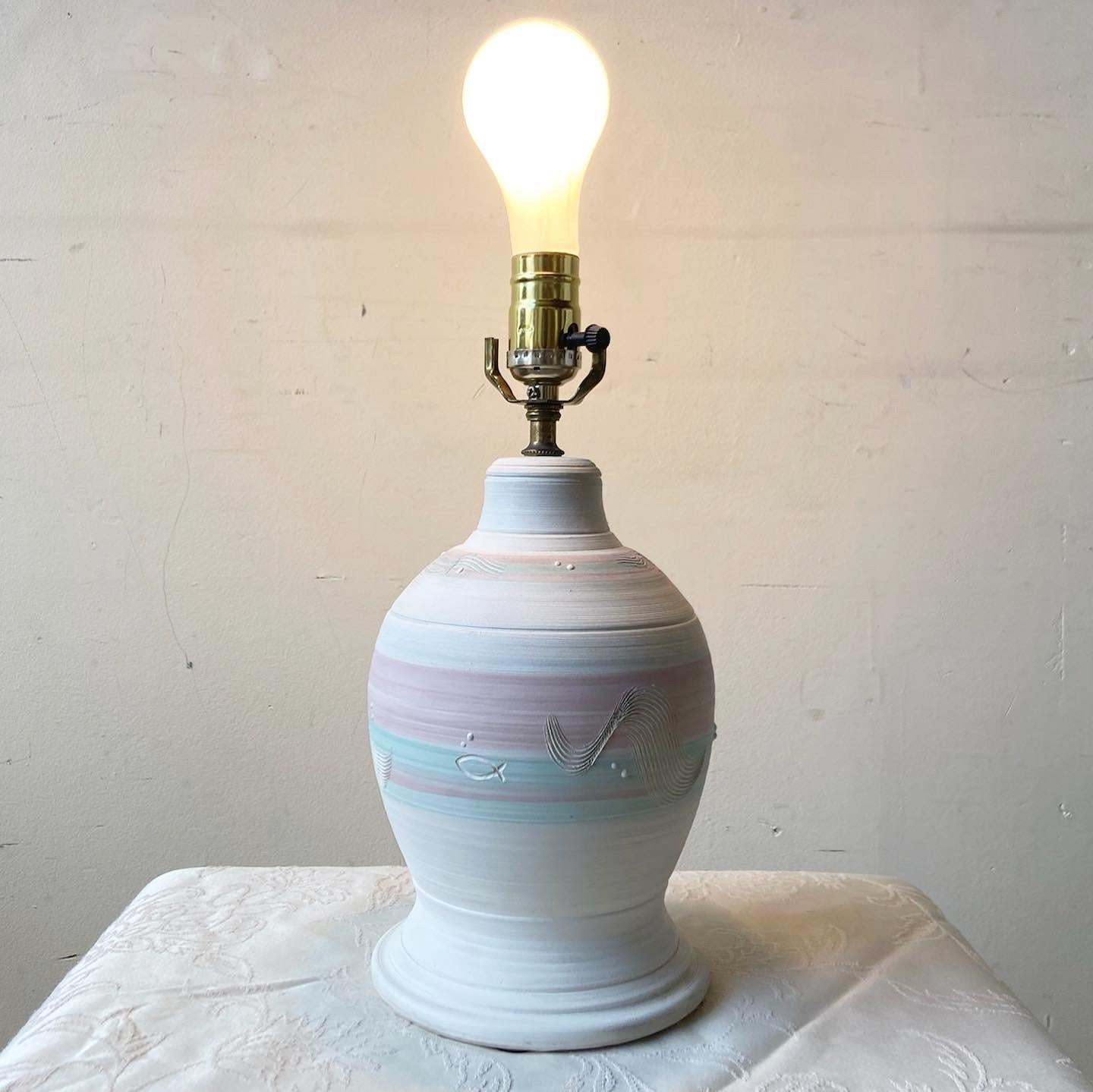 Postmoderne Lampe de bureau postmoderne en poterie sculptée en vente