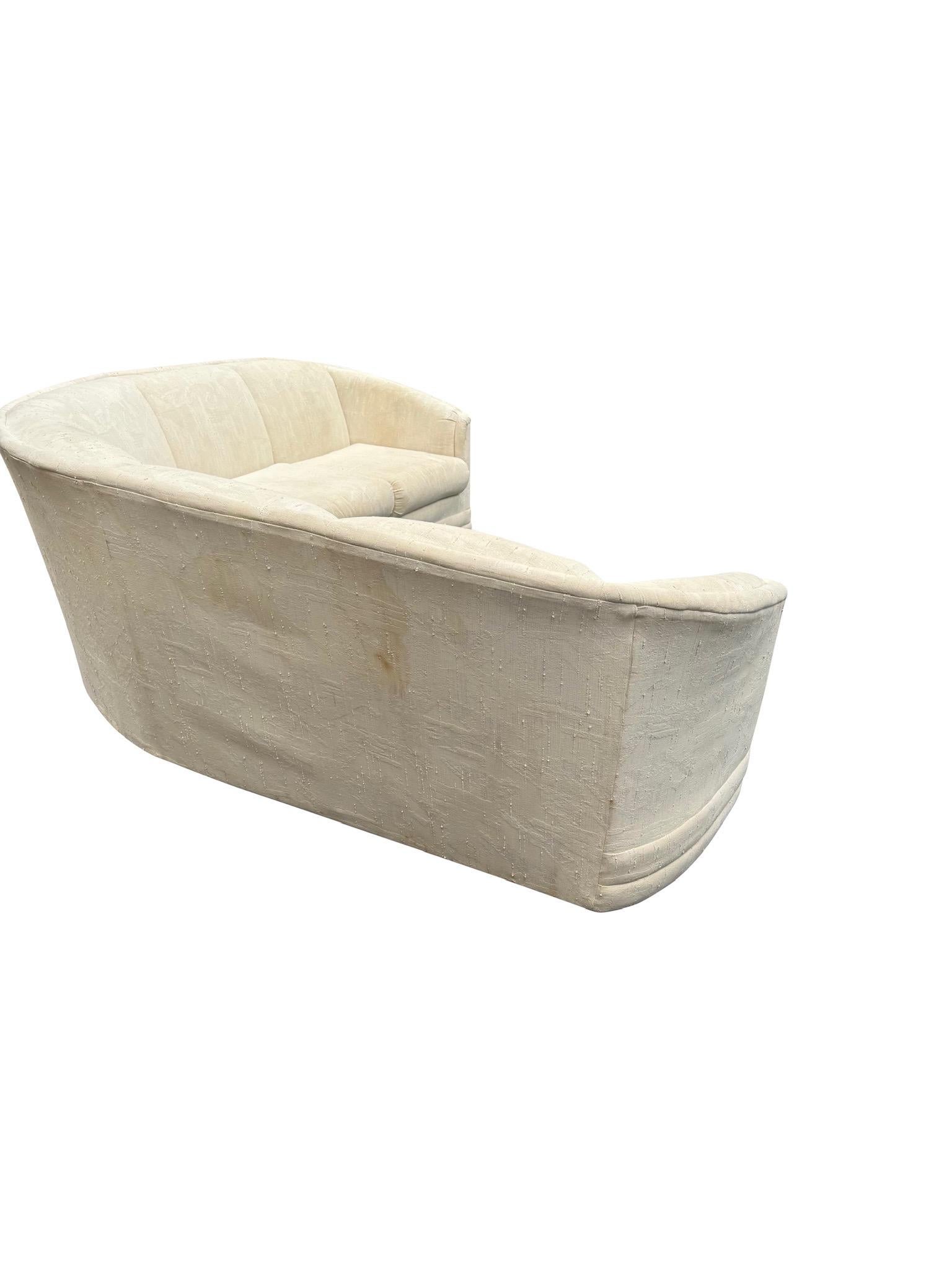 Découvrez le canapé sectionnel sculpté postmoderne, doté d'un design unique qui se divise en deux pour un arrangement polyvalent et un confort moelleux, parfait pour les espaces de vie modernes.