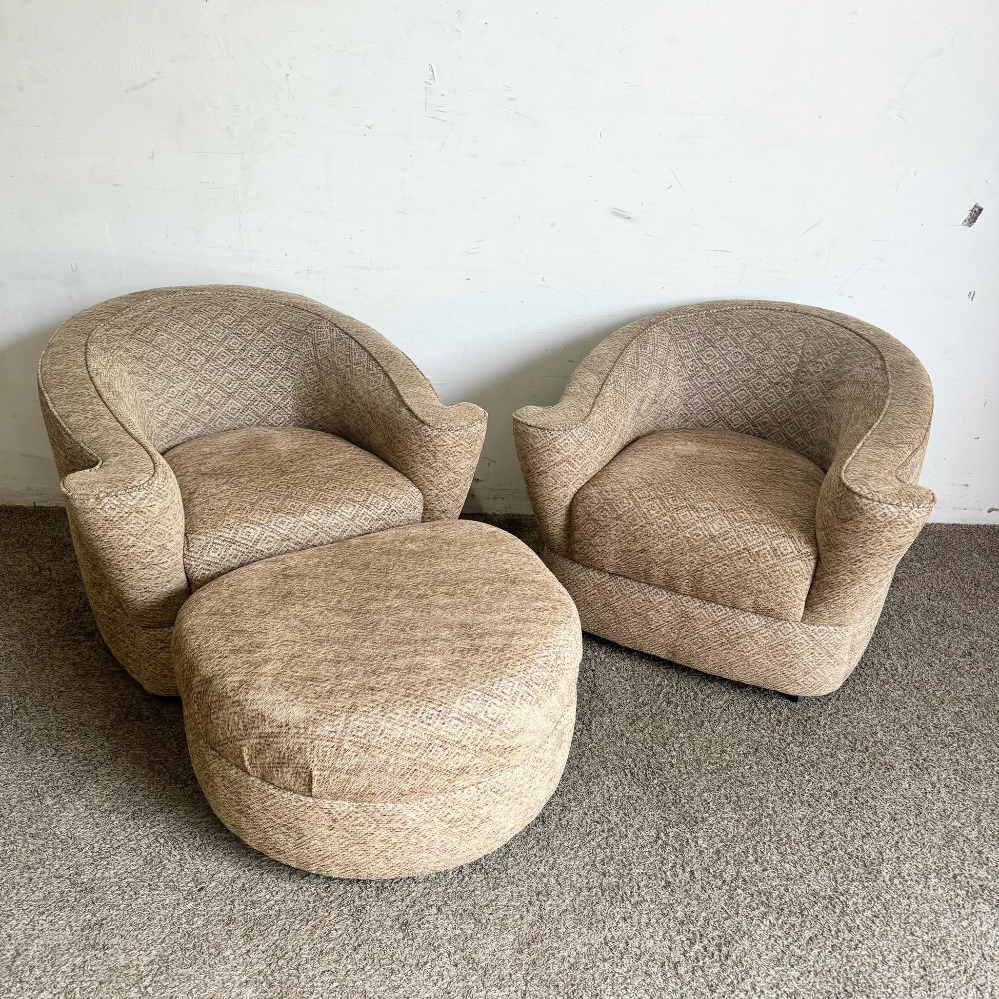 Eleganza senza tempo con questo set di poltrone in tessuto scolpito Postmodern Tan con ottomana. Caratterizzate da un design scolpito e da una sottile imbottitura a rombi, queste sedie offrono il massimo del comfort e dello stile. Il pouf coordinato