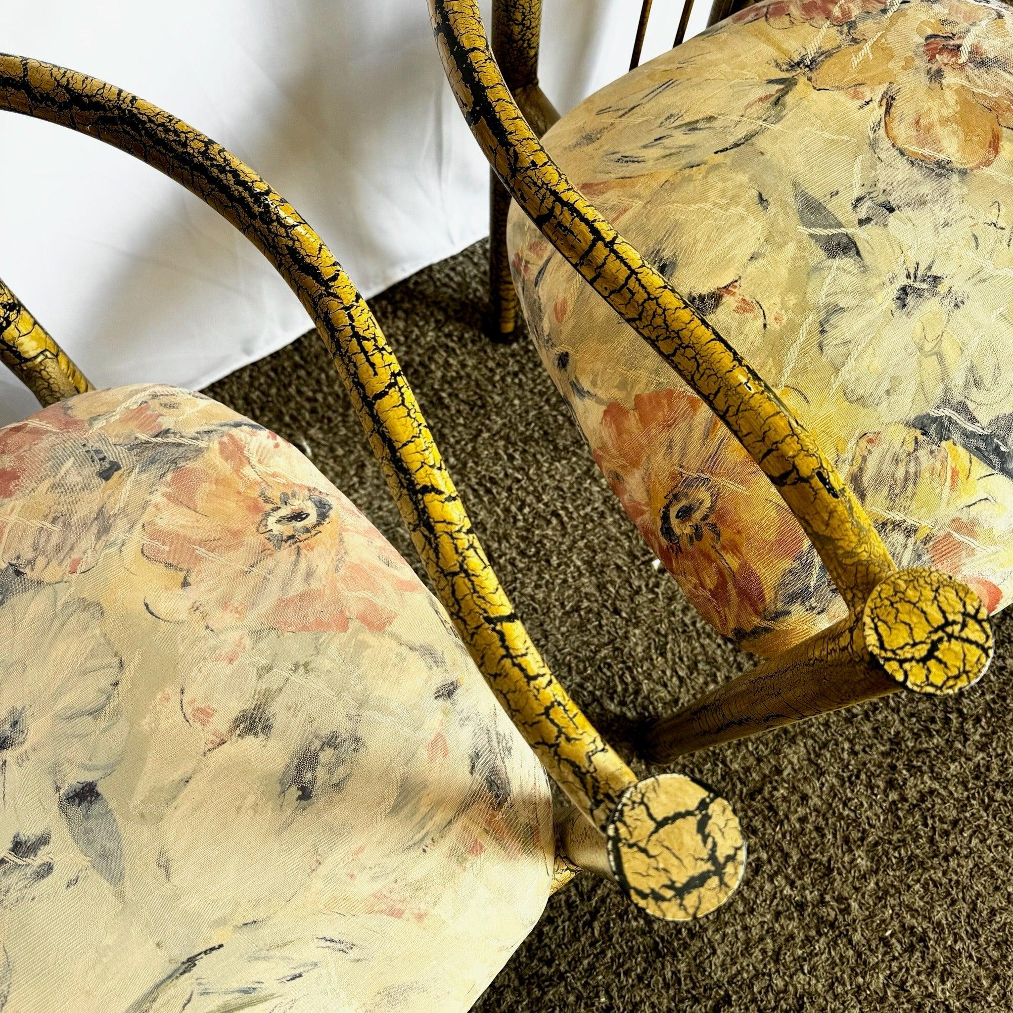 Set di sei sedie da pranzo postmoderne con finitura crepla tan-over-black, struttura in metallo scolpito e braccioli curvi, che aggiungono un tocco artistico a qualsiasi spazio da pranzo.
 
 Alcuni segni di usura sulla finitura, come mostrato nelle