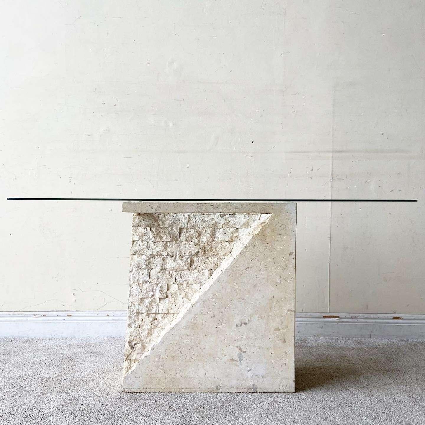 Excellente table console postmoderne en pierre de mactan sculptée et tessellée. Il se caractérise par des côtés affichés, un intérieur brut et un plateau rectangulaire en verre biseauté.