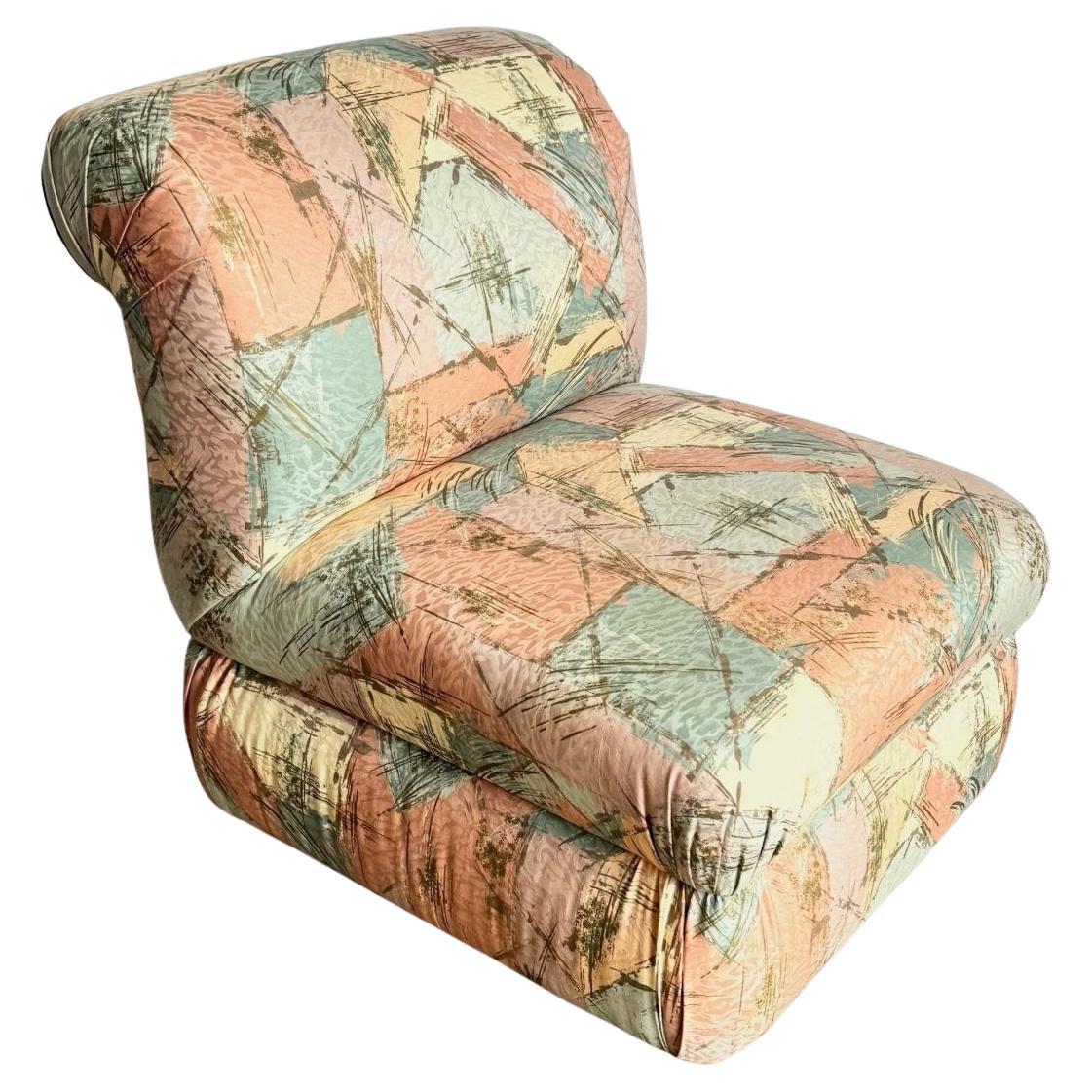 Sedia da salotto postmoderna scultorea imbottita e svasata in vendita