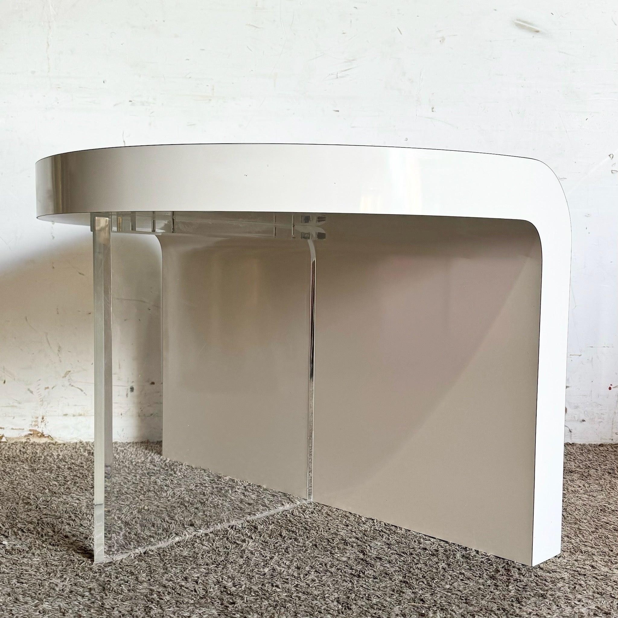 La table cascade postmoderne en laque blanche, avec ses accents en lucite et son design sculpté, apporte une élégance et un style modernes à toute pièce contemporaine.
 
 Nous vendons les articles tels qu'ils ont été acquis, sans les restaurer ni