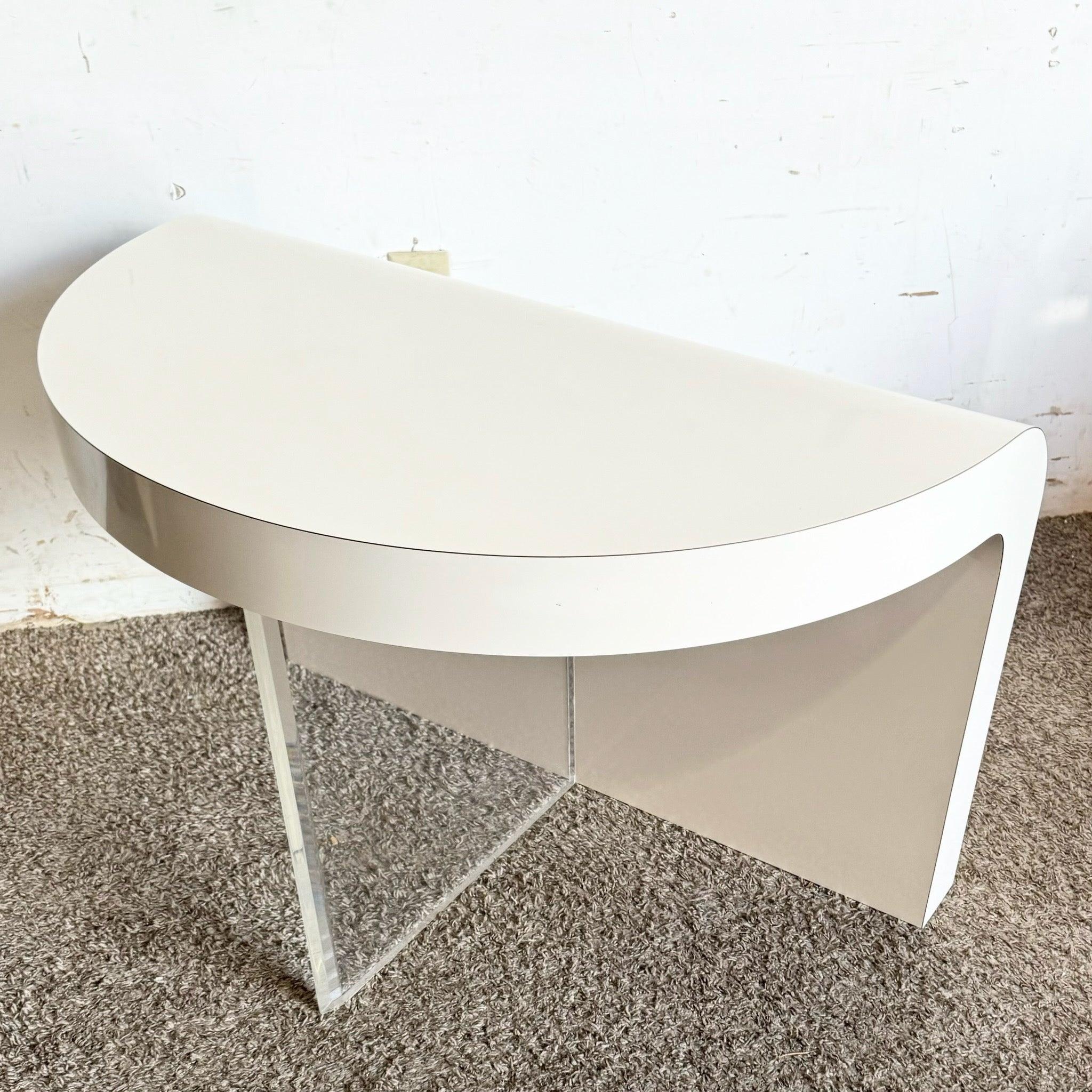 Américain Table d'appoint postmoderne sculptée en stratifié laqué blanc et cascade en Lucite en vente
