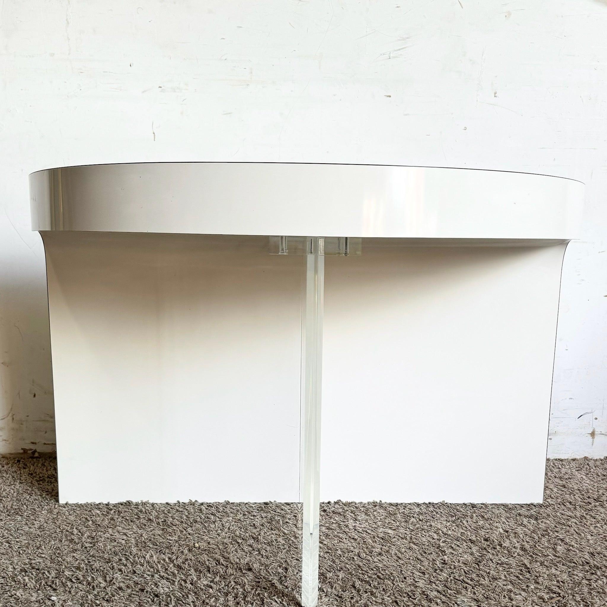 Table d'appoint postmoderne sculptée en stratifié laqué blanc et cascade en Lucite Bon état - En vente à Delray Beach, FL