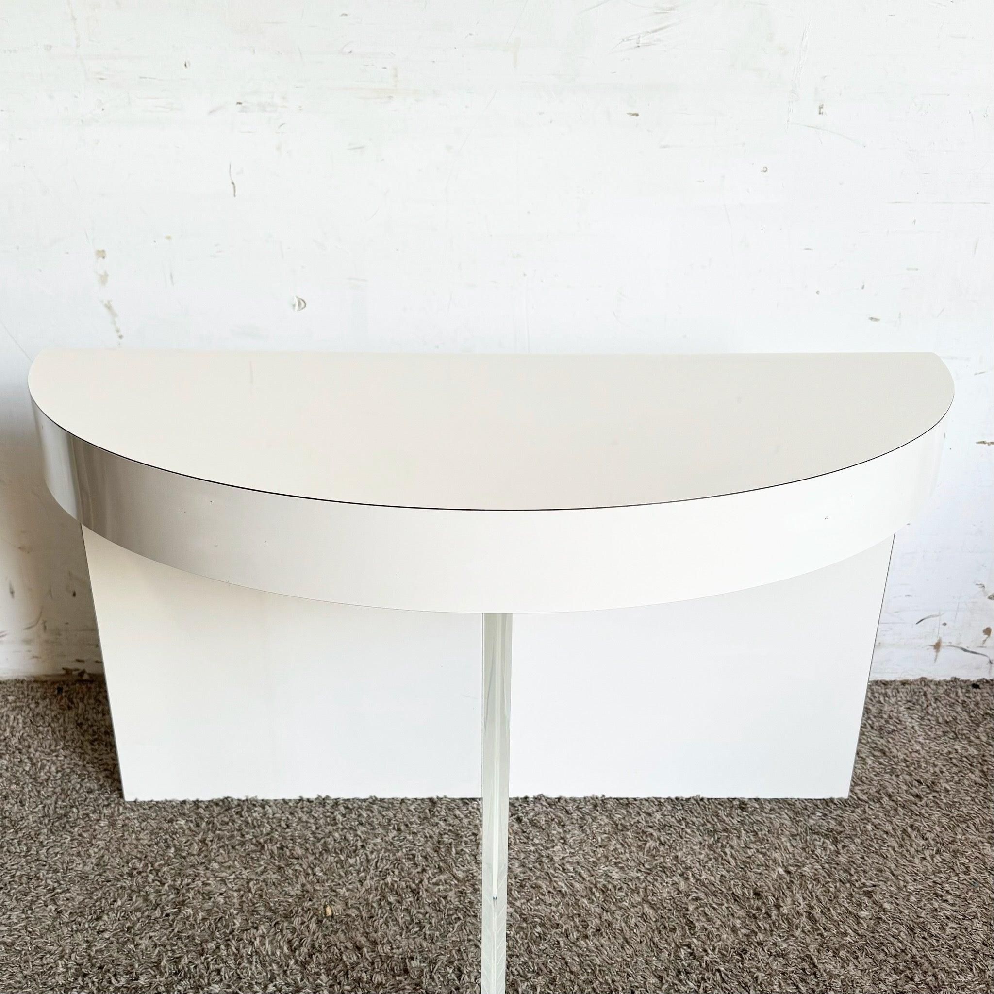 Fin du 20e siècle Table d'appoint postmoderne sculptée en stratifié laqué blanc et cascade en Lucite en vente