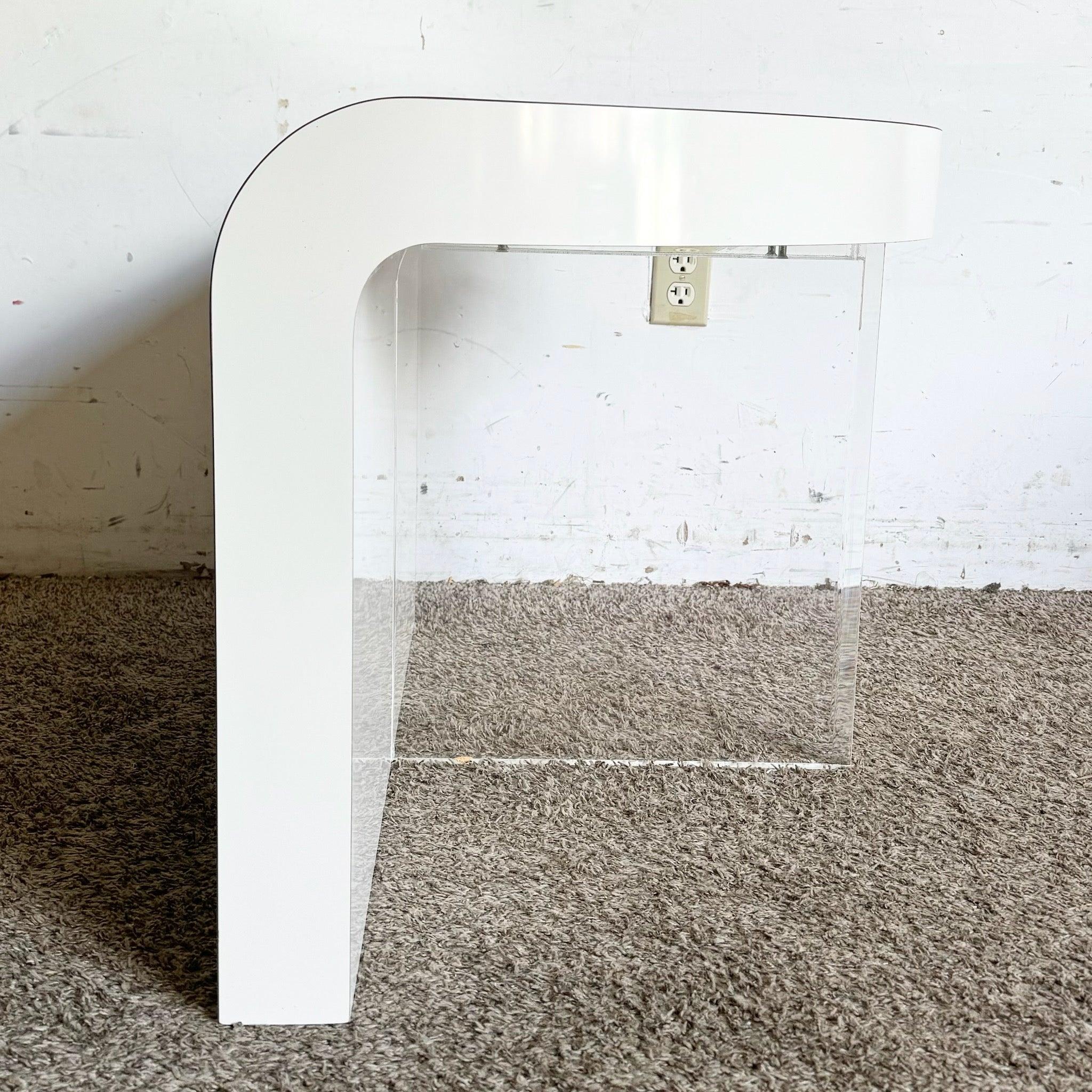 Table d'appoint postmoderne sculptée en stratifié laqué blanc et cascade en Lucite en vente 1