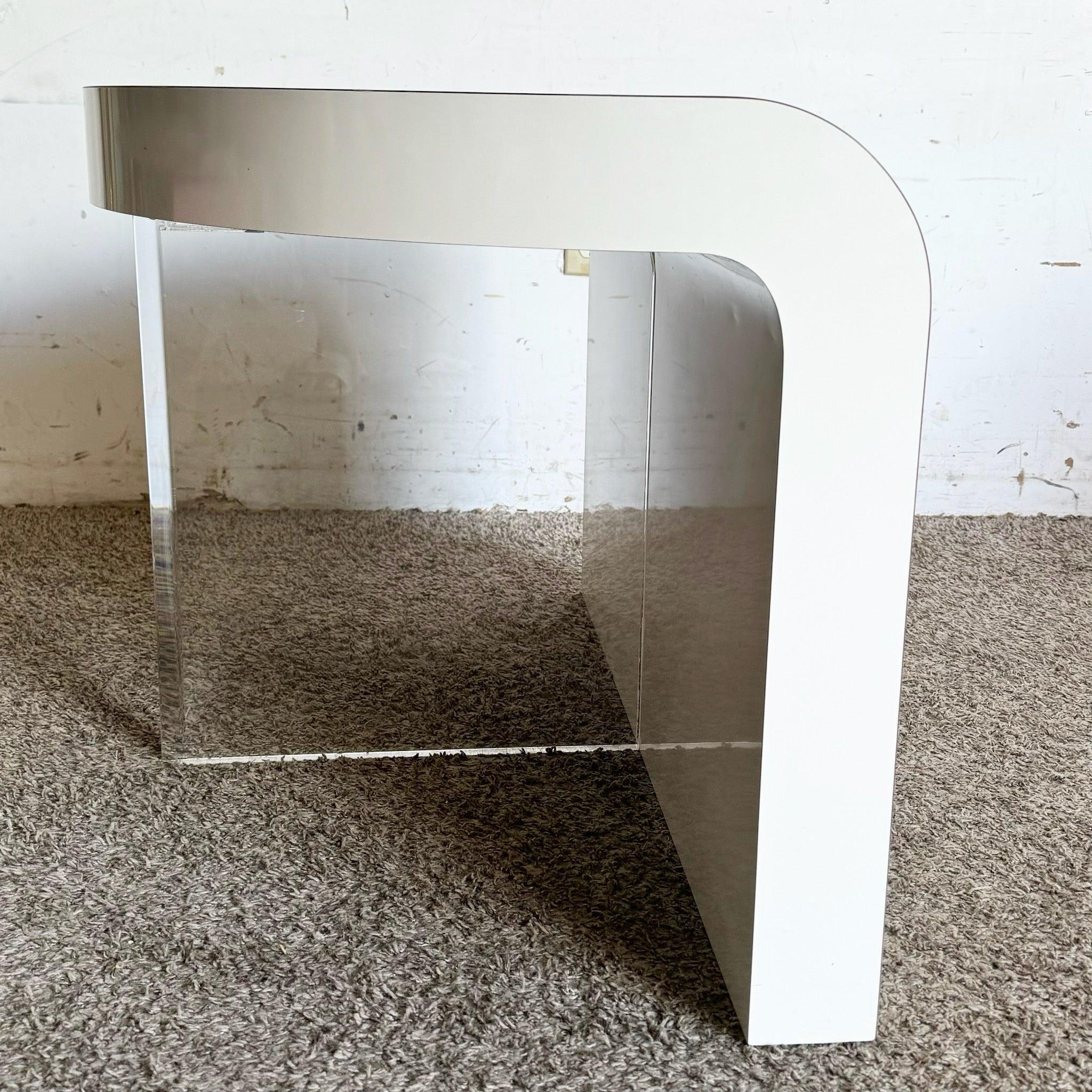 Table d'appoint postmoderne sculptée en stratifié laqué blanc et cascade en Lucite en vente 3