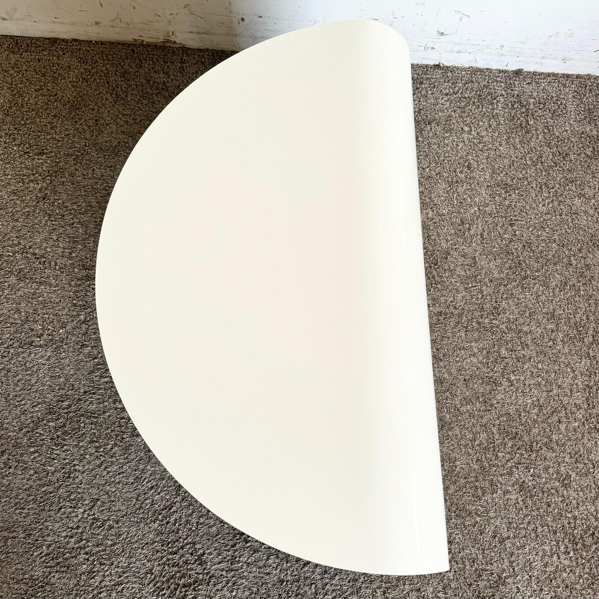 Table d'appoint postmoderne sculptée en stratifié laqué blanc et cascade en Lucite en vente 4