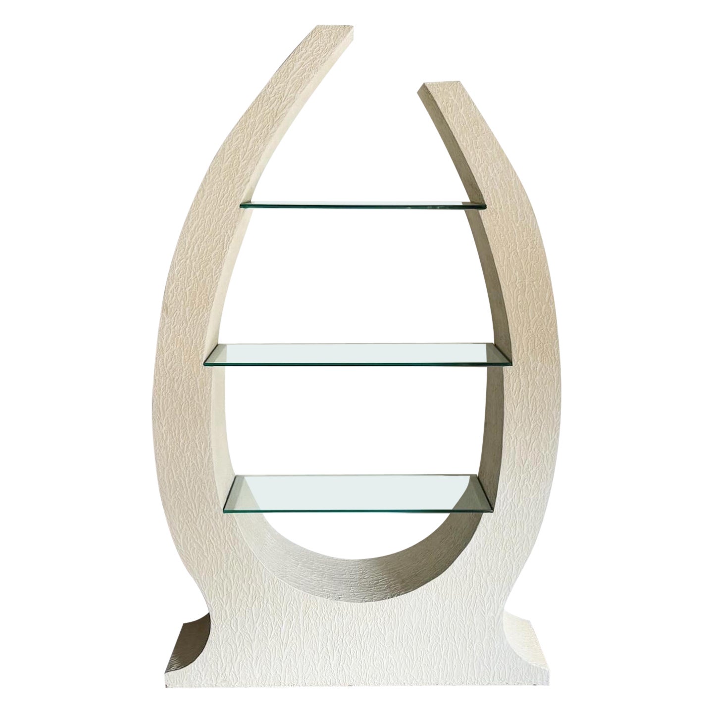 Etagère/bibliothèque postmoderne en stuc blanc sculpté en vente