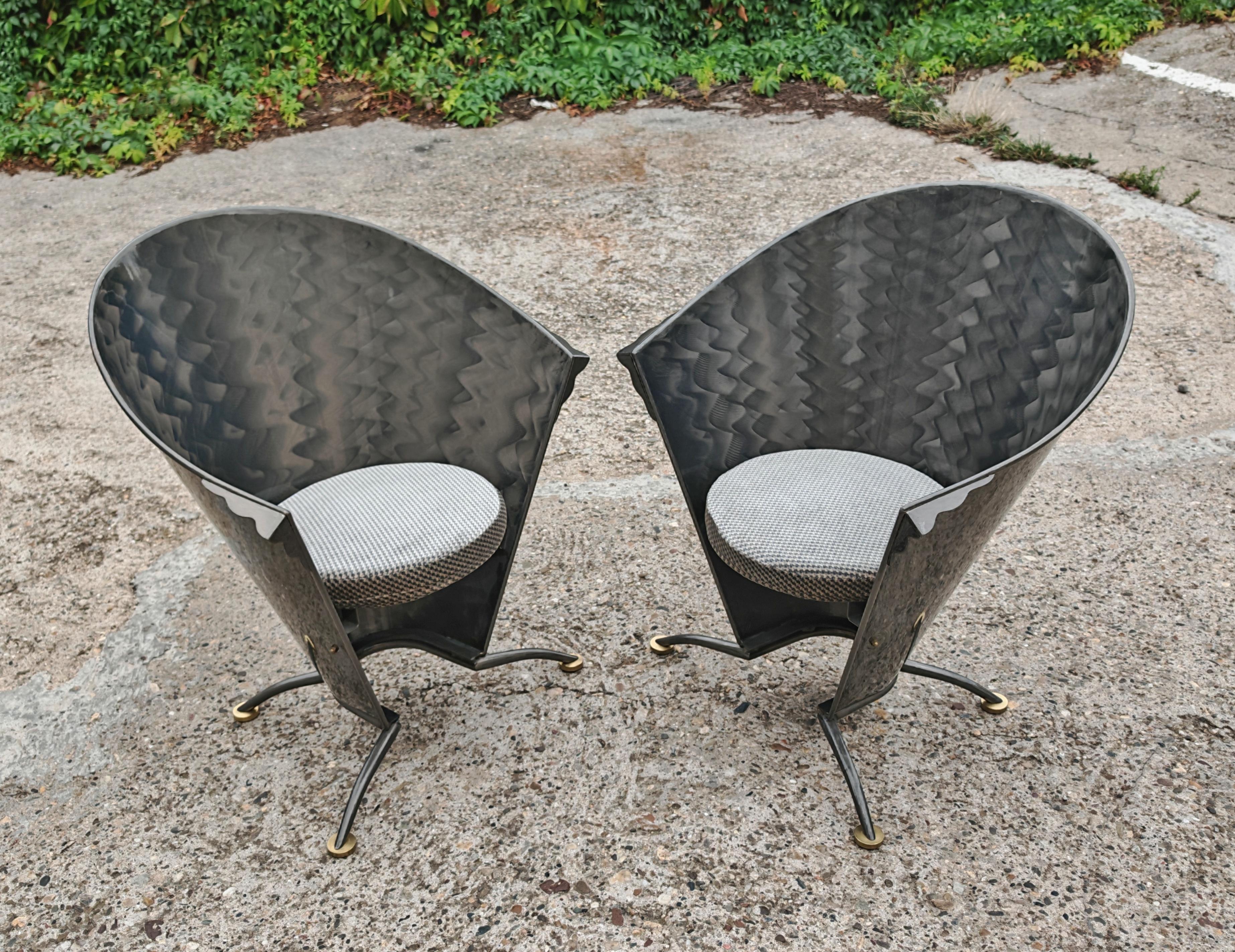 En este anuncio encontrarás un par de sillones postmodernos escultóricos de Steel-Line. Fabricadas en acero grabado sobre pies de latón, presentan un llamativo diseño en forma de cono. Tienen unos asientos originales de terciopelo geométrico.