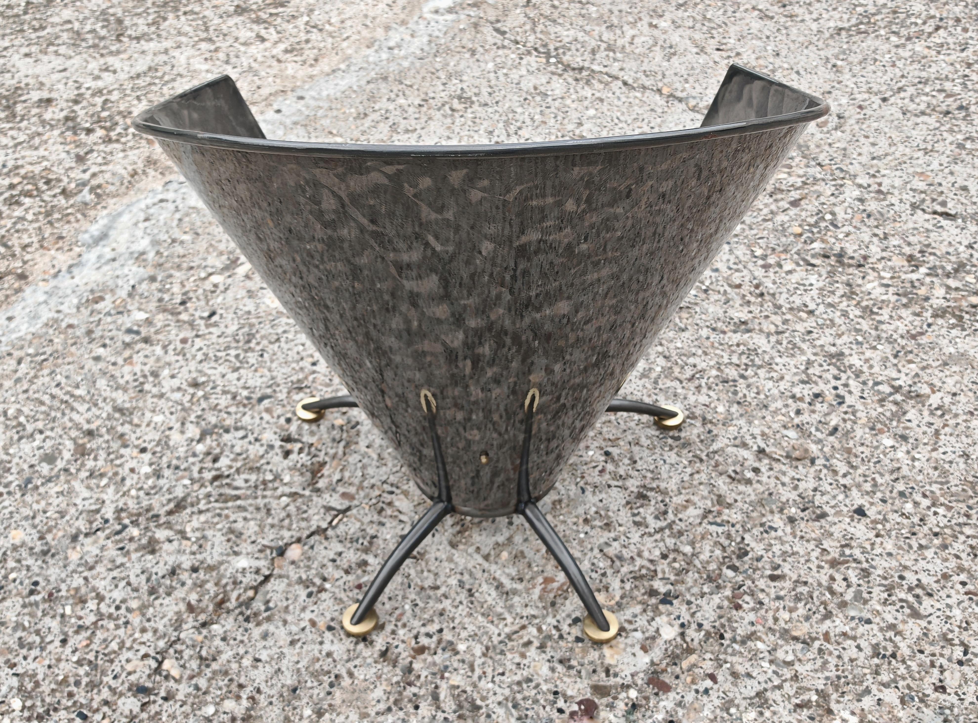 Sillones escultóricos postmodernos en forma de conos de acero de Steel-Line, años 80 Italiano en venta