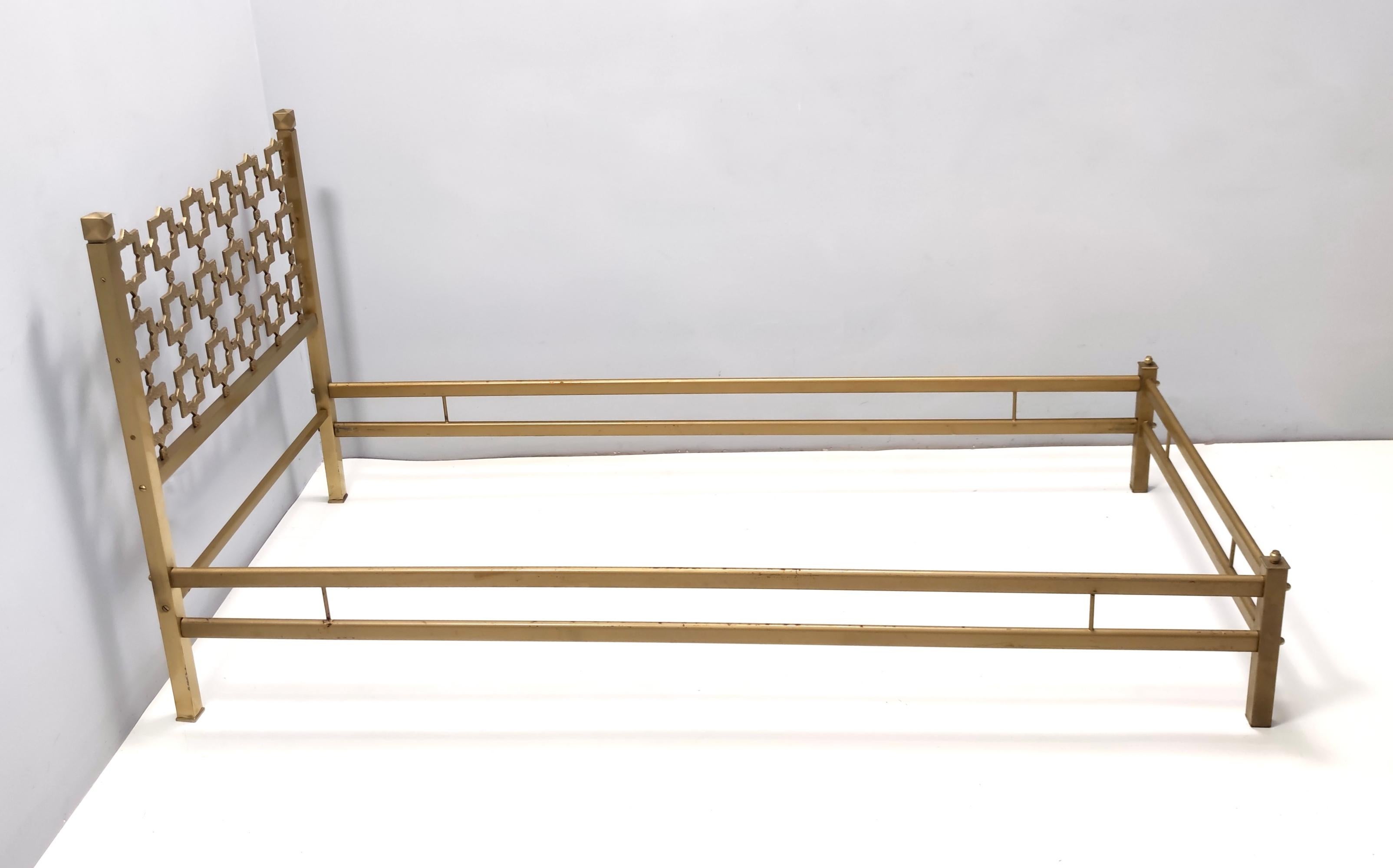 Made in Italy, 1970s - 1980s.
This is a beautiful sculptural single bed in a classical style by Luciano Frigerio.
It features a brass headboard with a an artistic handmade cast brass star-pattern.
The lateral parts and the footboard is in