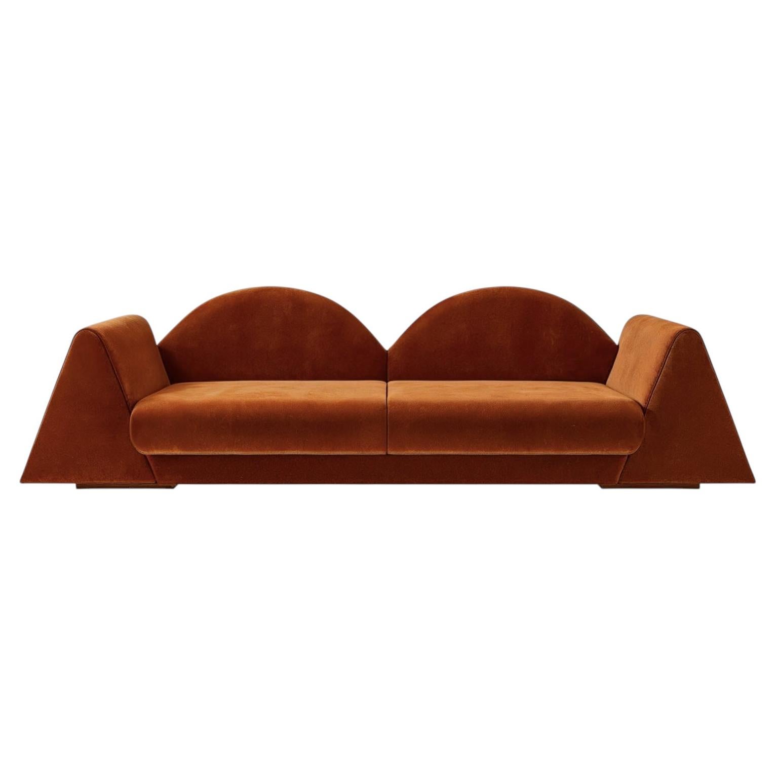 Canapé sculptural postmoderne en velours brun Amanecer en vente