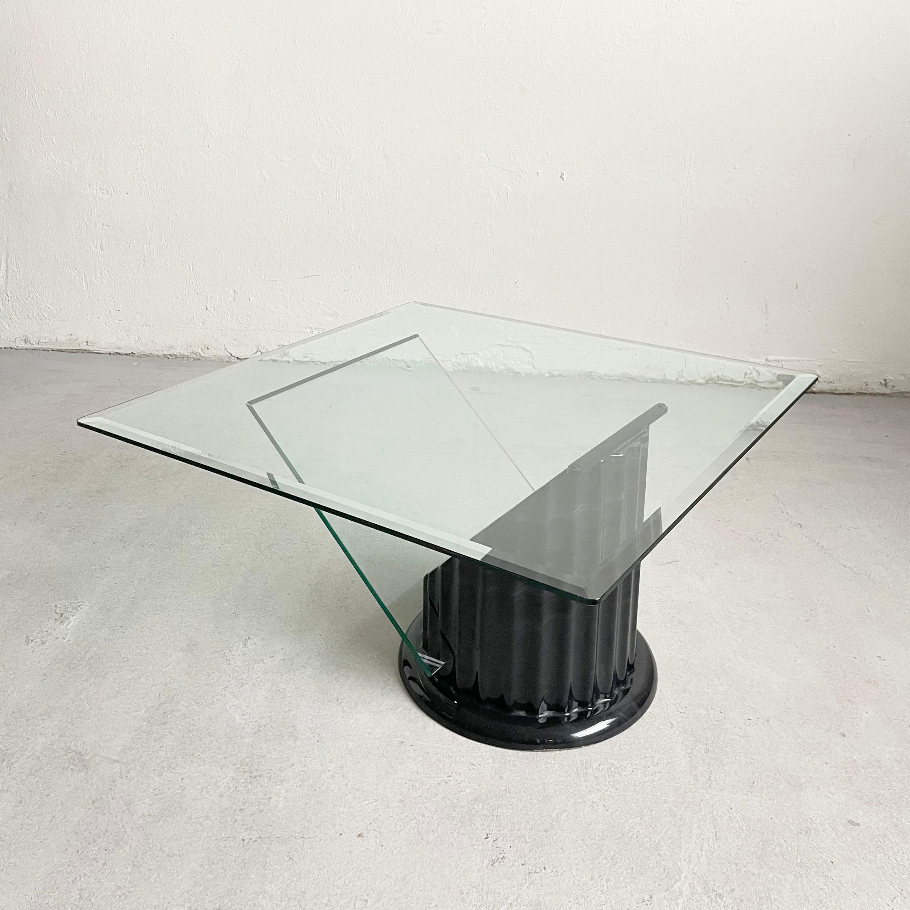 Postmoderner Couchtisch aus Klarglas aus den 1980er Jahren

Schöne zeitgenössische Neuinterpretation der klassischen Form A 

Der skulpturale Sockel des Tisches ist aus Kunstmarmor gefertigt. 

Der Tisch ist in tollem Vintage-Zustand. Das Glas weist