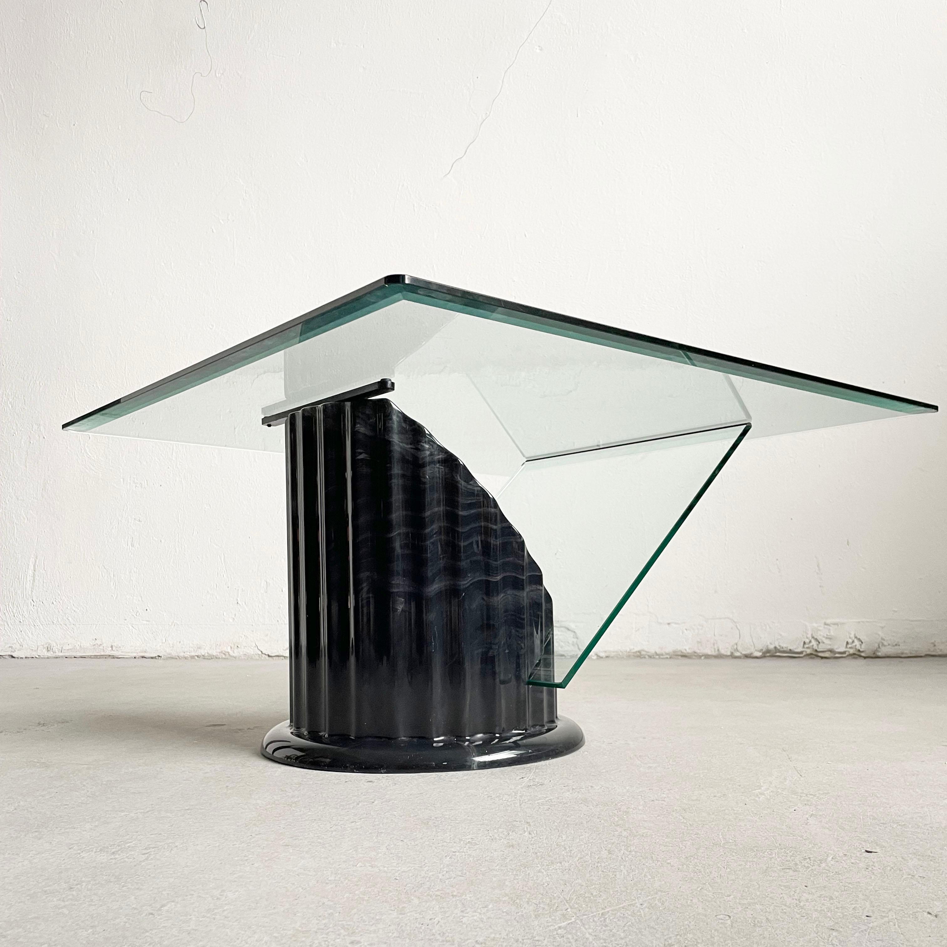 Postmoderner skulpturaler Couchtisch, schwarzer Kunstmarmor und Glas, 1980er Jahre (Ende des 20. Jahrhunderts) im Angebot