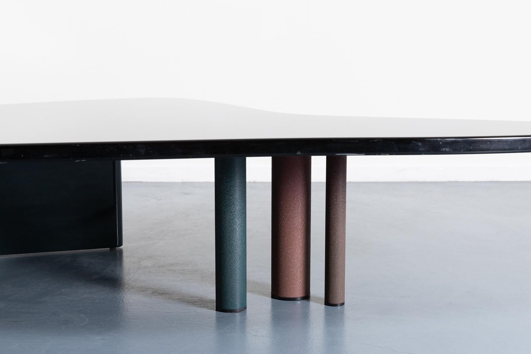 italien Table basse sculpturale postmoderne de Maurizio Salvato pour Saporiti en vente