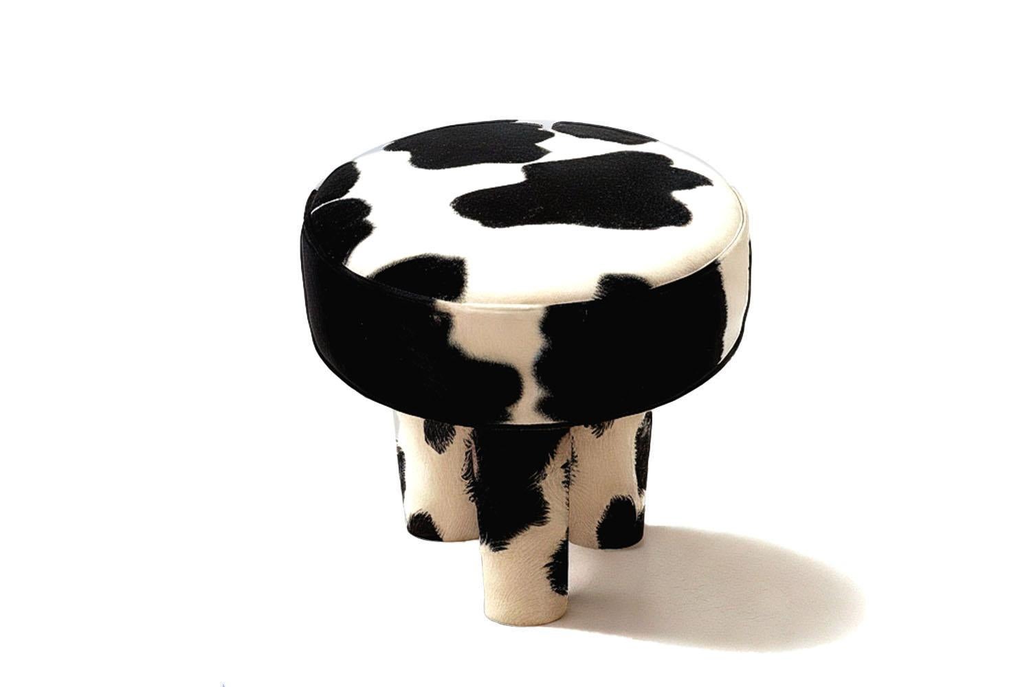 Postmoderne Tabouret sculptural postmoderne en velours à poils de vache Ritmo en vente