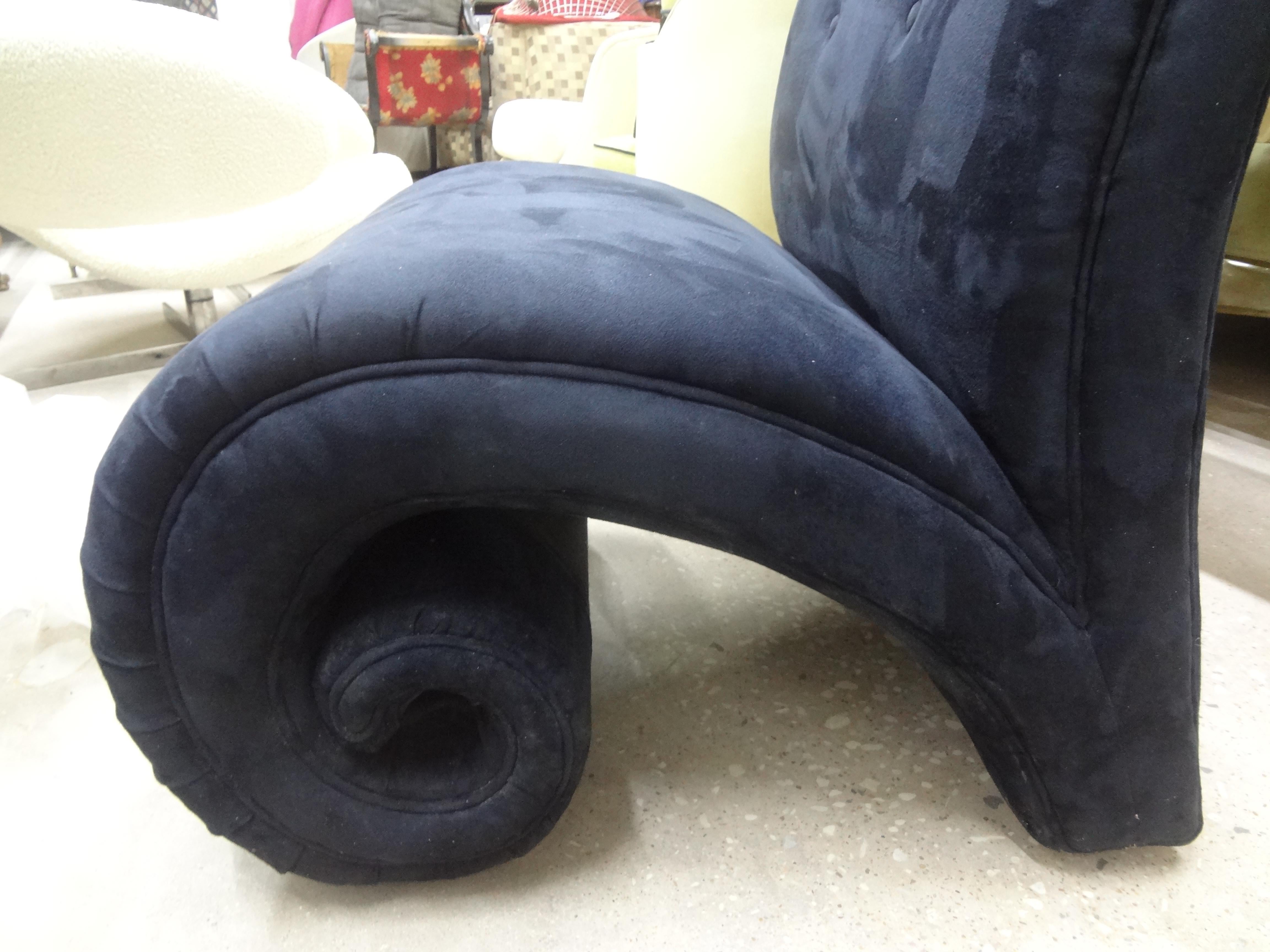 Ultrasuede Sedia da salotto scultorea postmoderna a rotolo in vendita