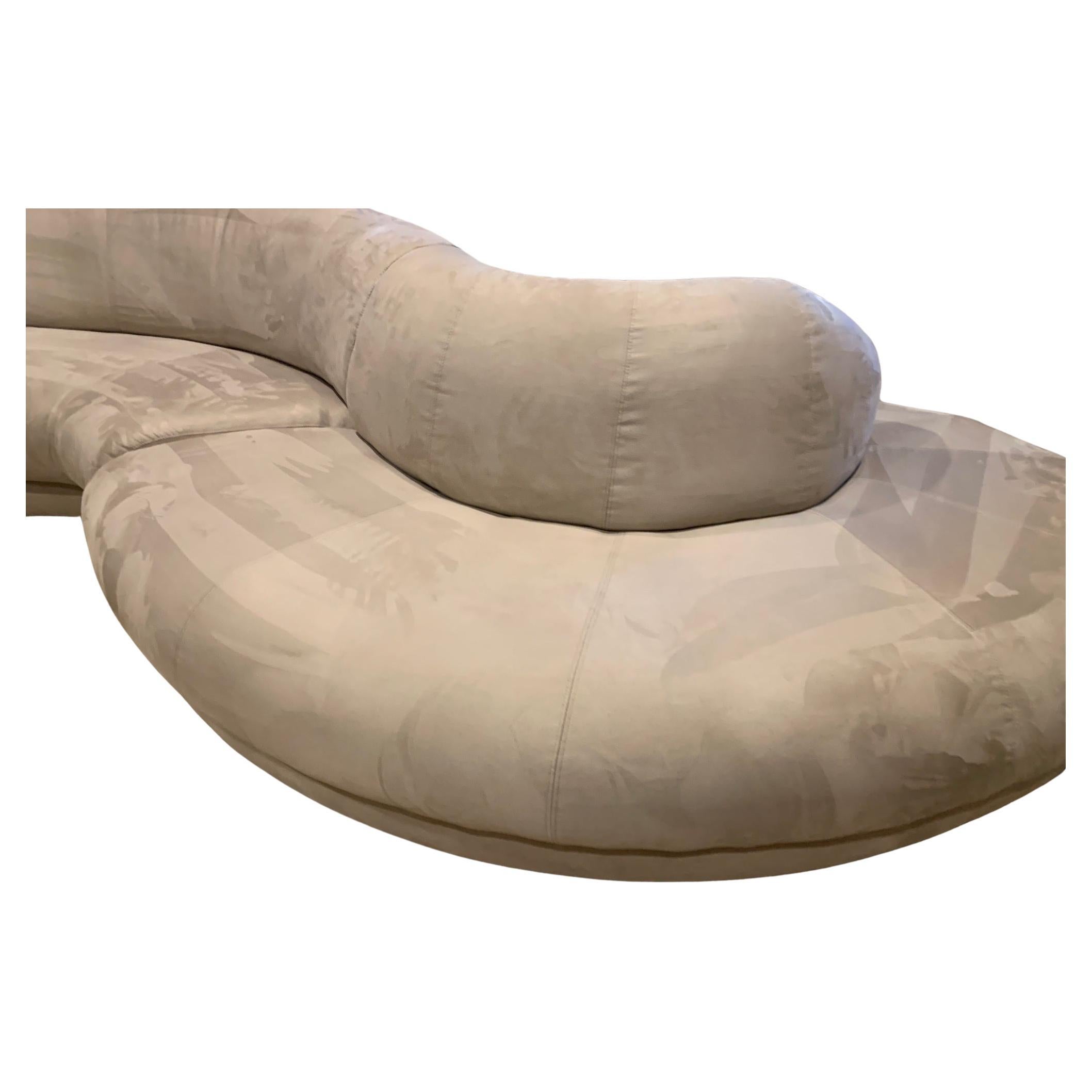 Tissu d'ameublement Canapé serpent sectionnel sculpté et incurvé postmoderne en vente
