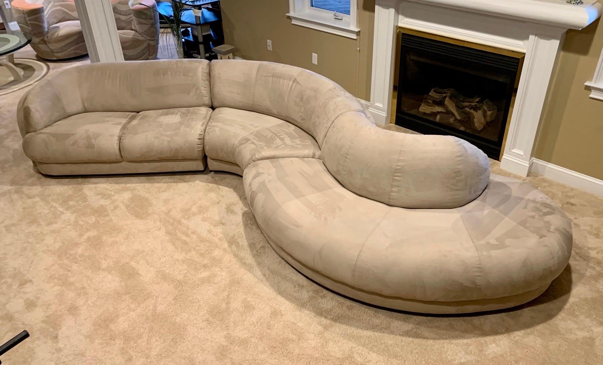 Postmodernes skulpturales geschwungenes Serpentinen-Sofa mit Schlangenmuster im Zustand „Gut“ im Angebot in Lambertville, NJ