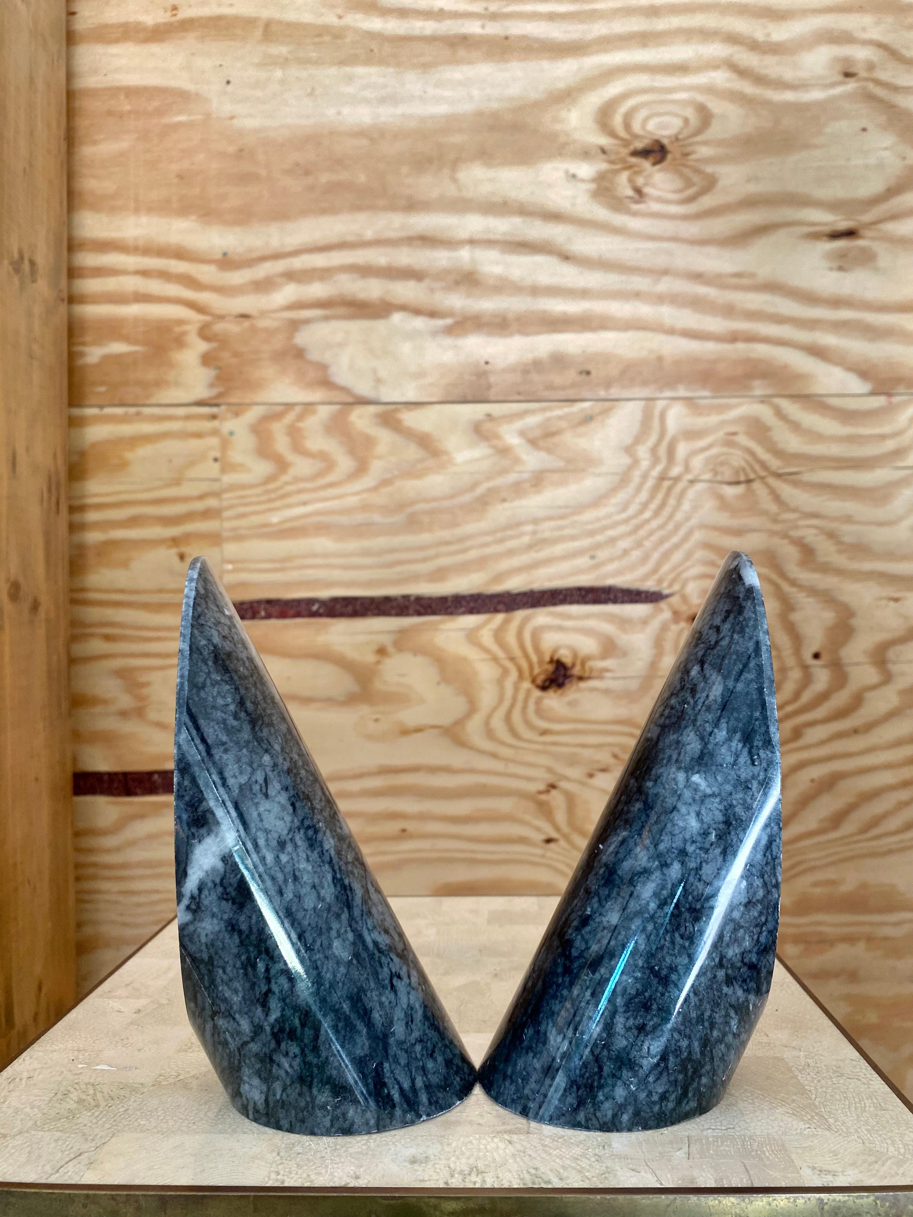 Paire de serre-livres sculpturaux postmodernes en marbre en vente 4