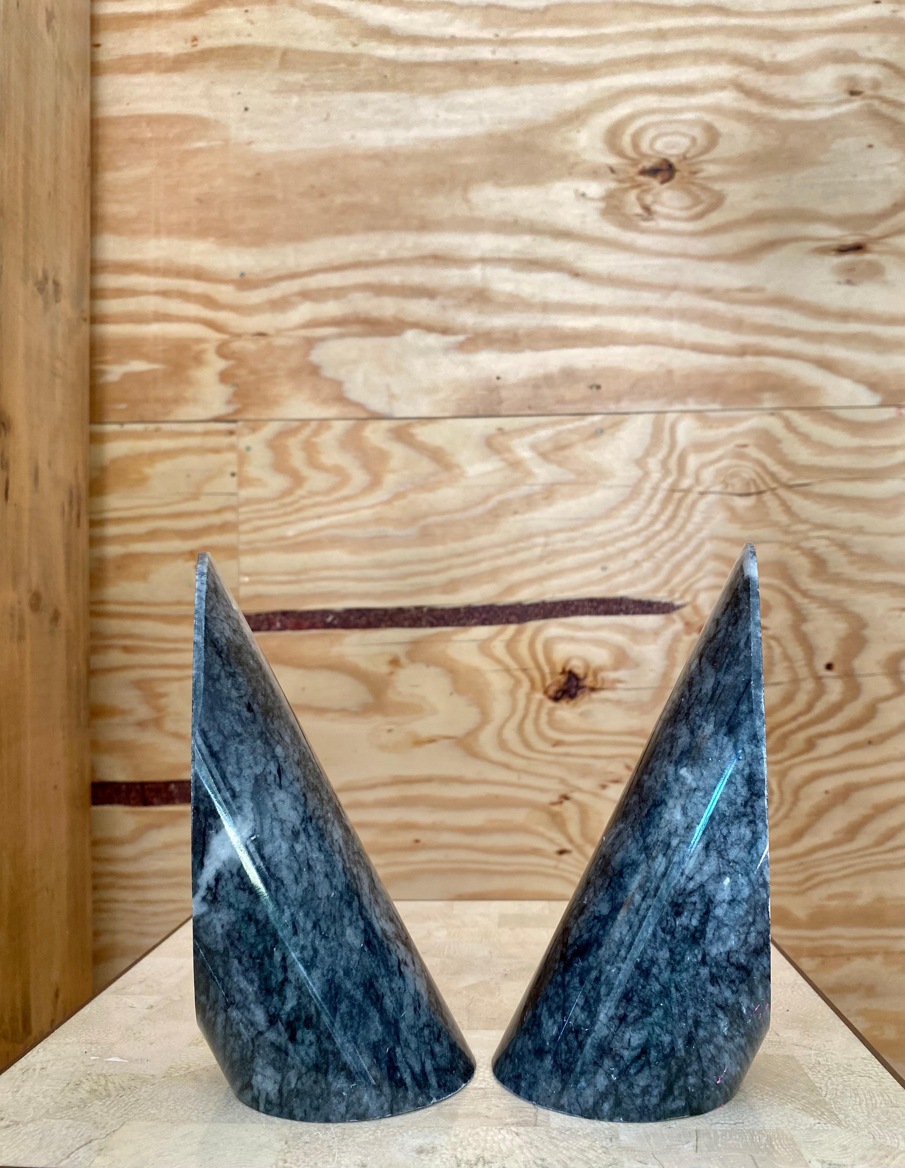 Paire de serre-livres sculpturaux postmodernes en marbre en vente 5