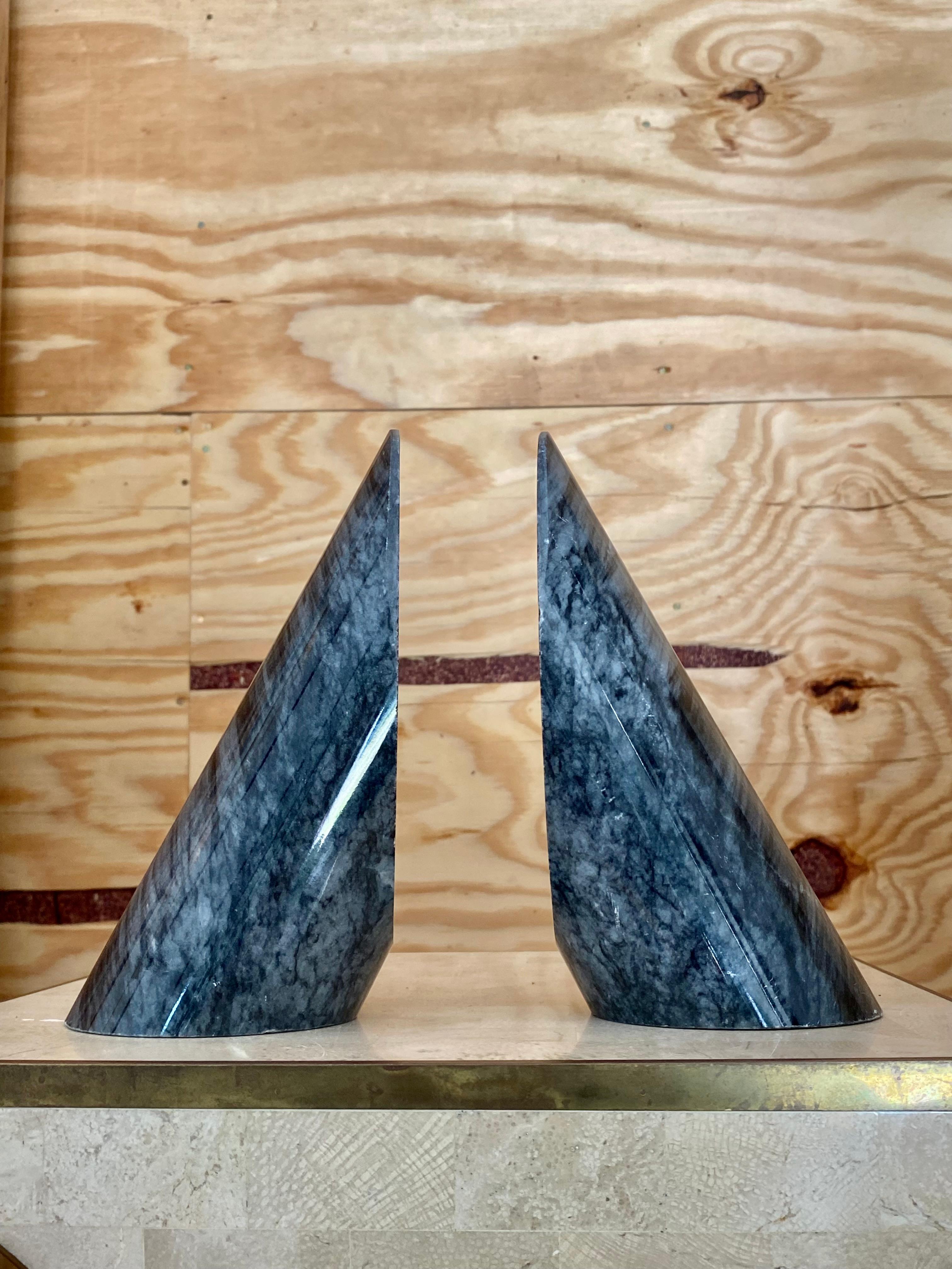 Paire de serre-livres sculpturaux postmodernes en marbre en vente 8